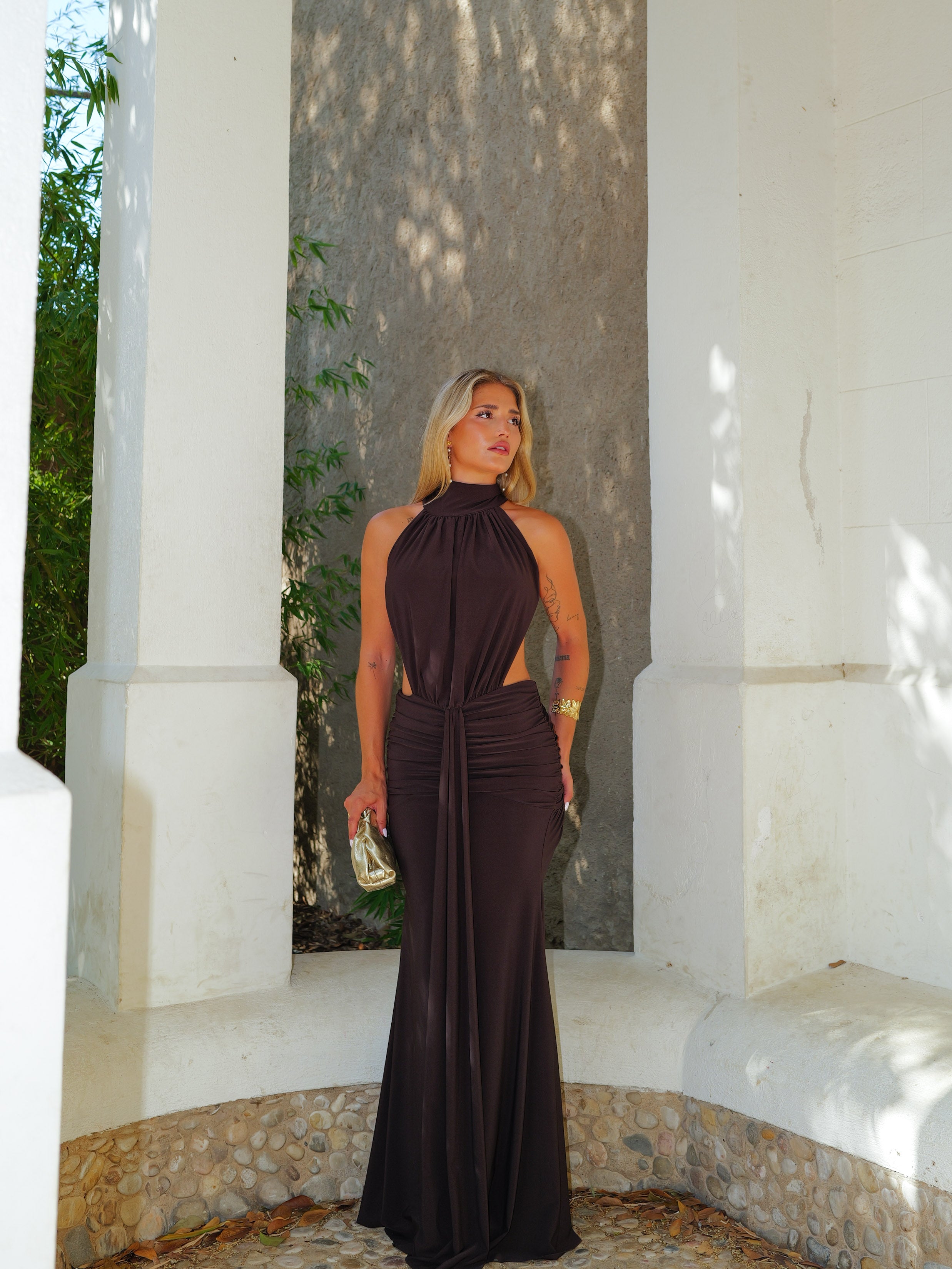 Vestido halter espalda abierta chocolate