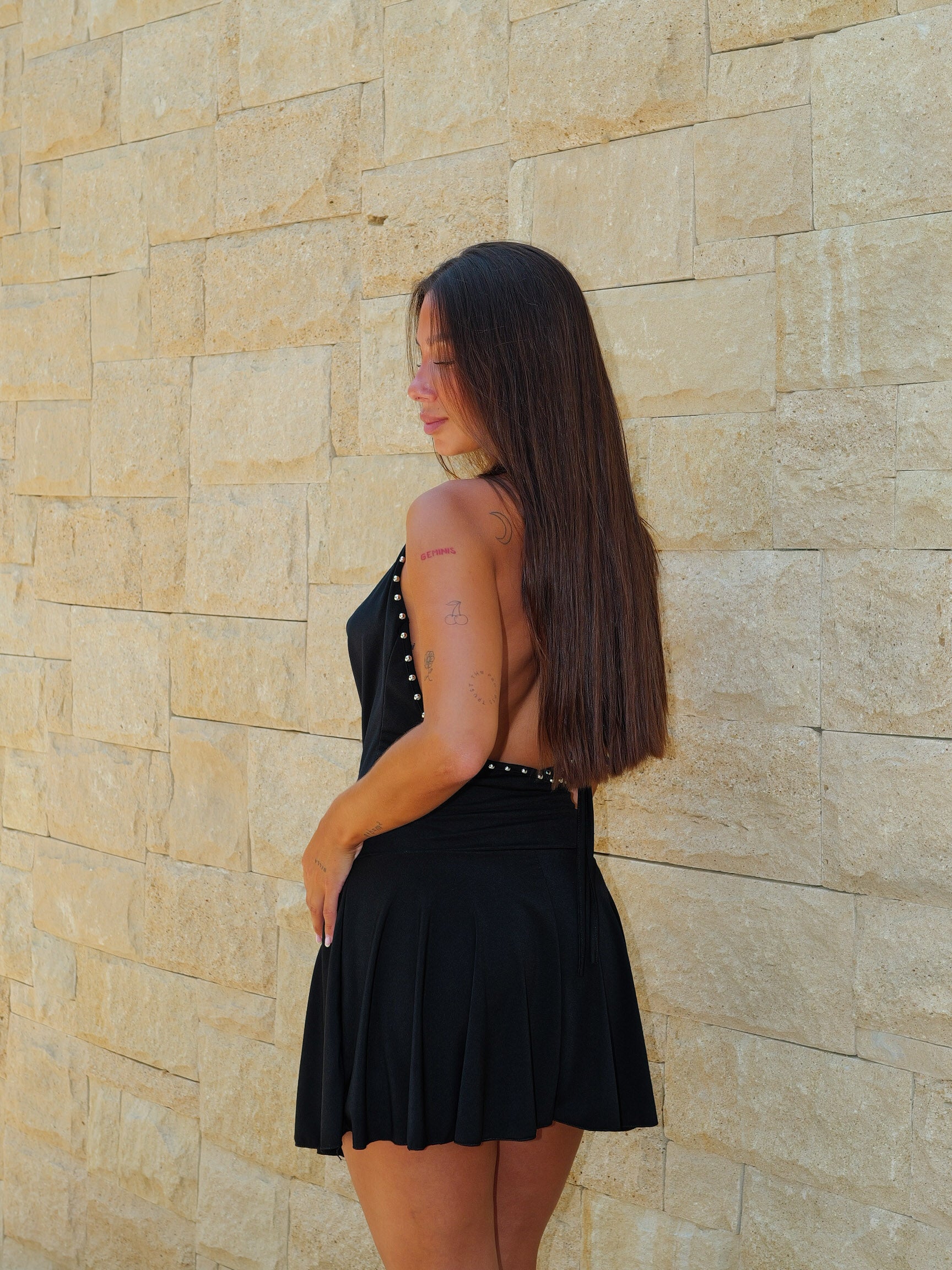 Vestido mini halter tachuelas negro