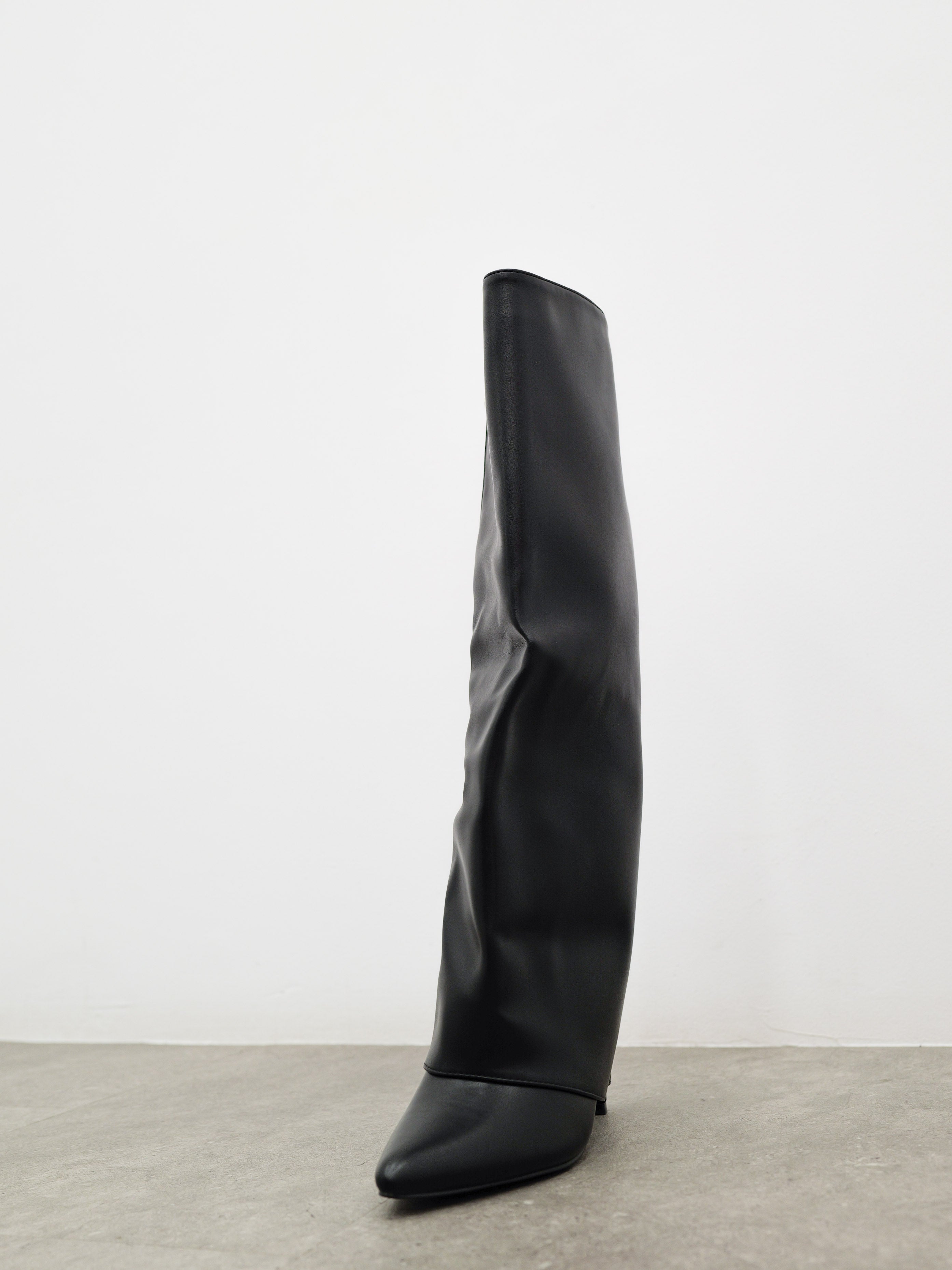 Bota tacón punta lisa negra