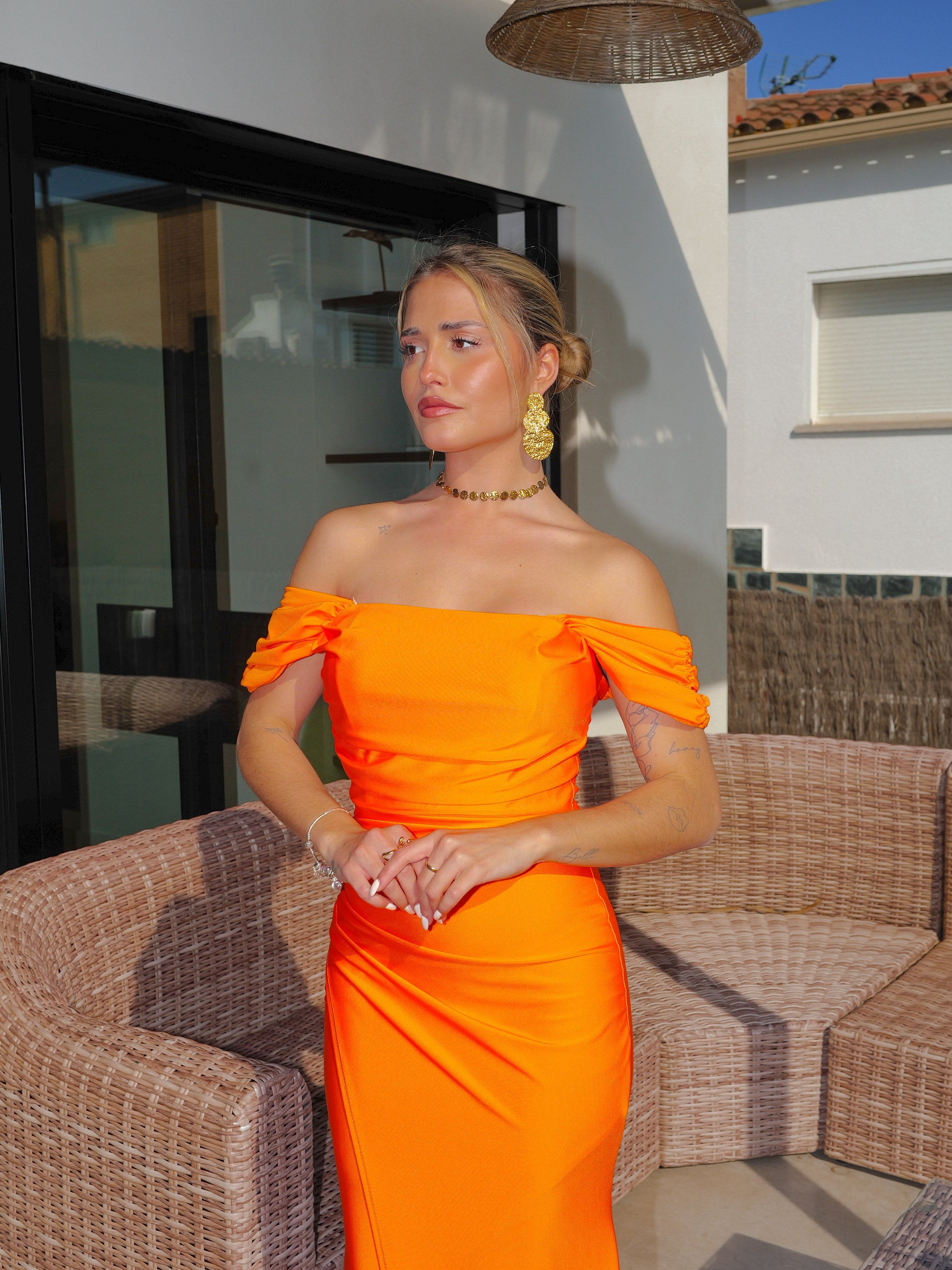 Abito con maniche a sbuffo arancione