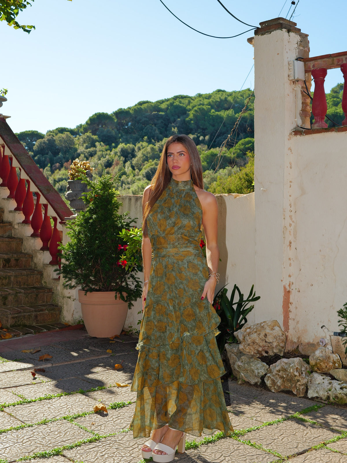 Abito midi con scollo all’americana e volant, color oliva