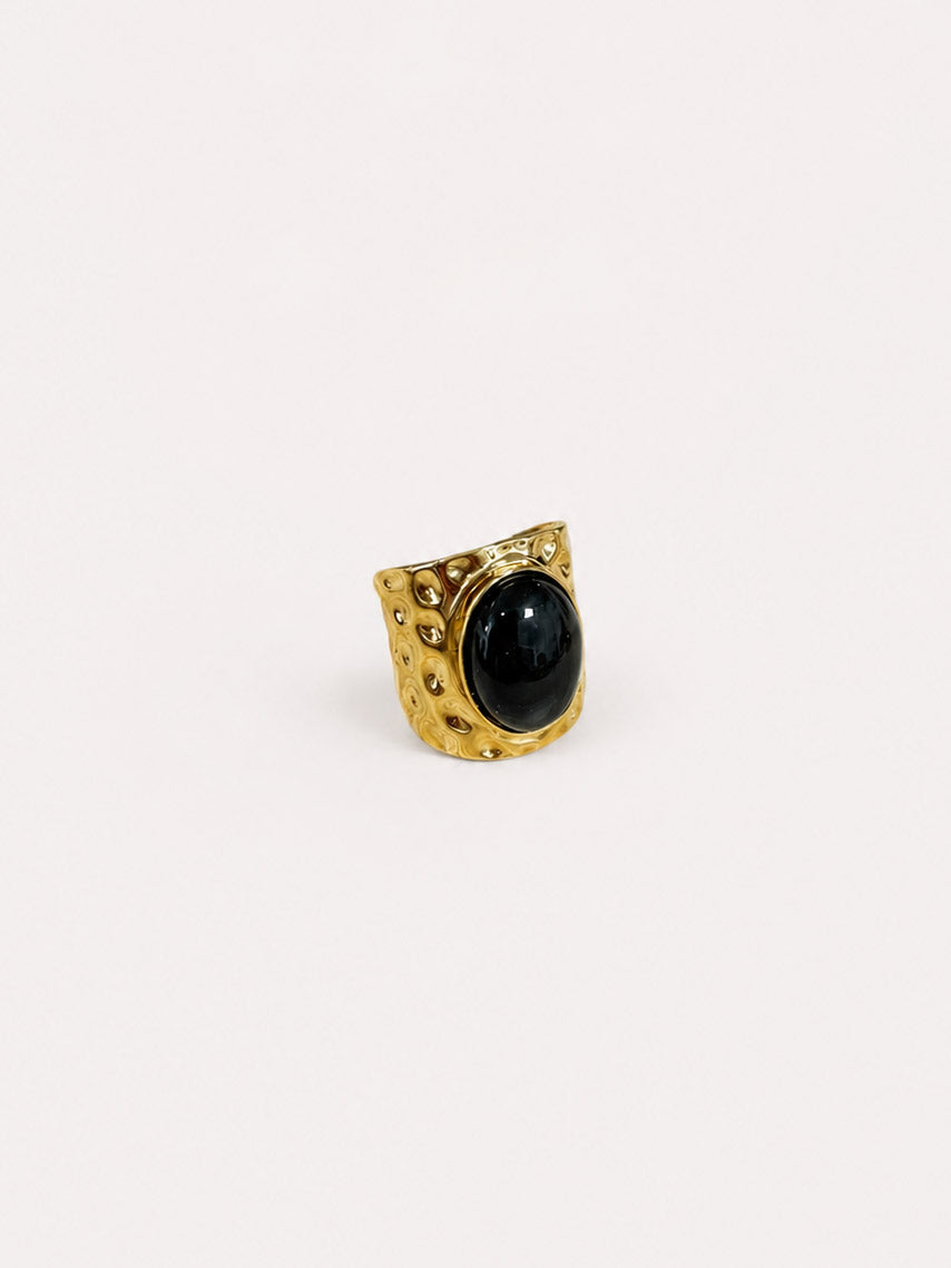 Anillo dorado piedra negra