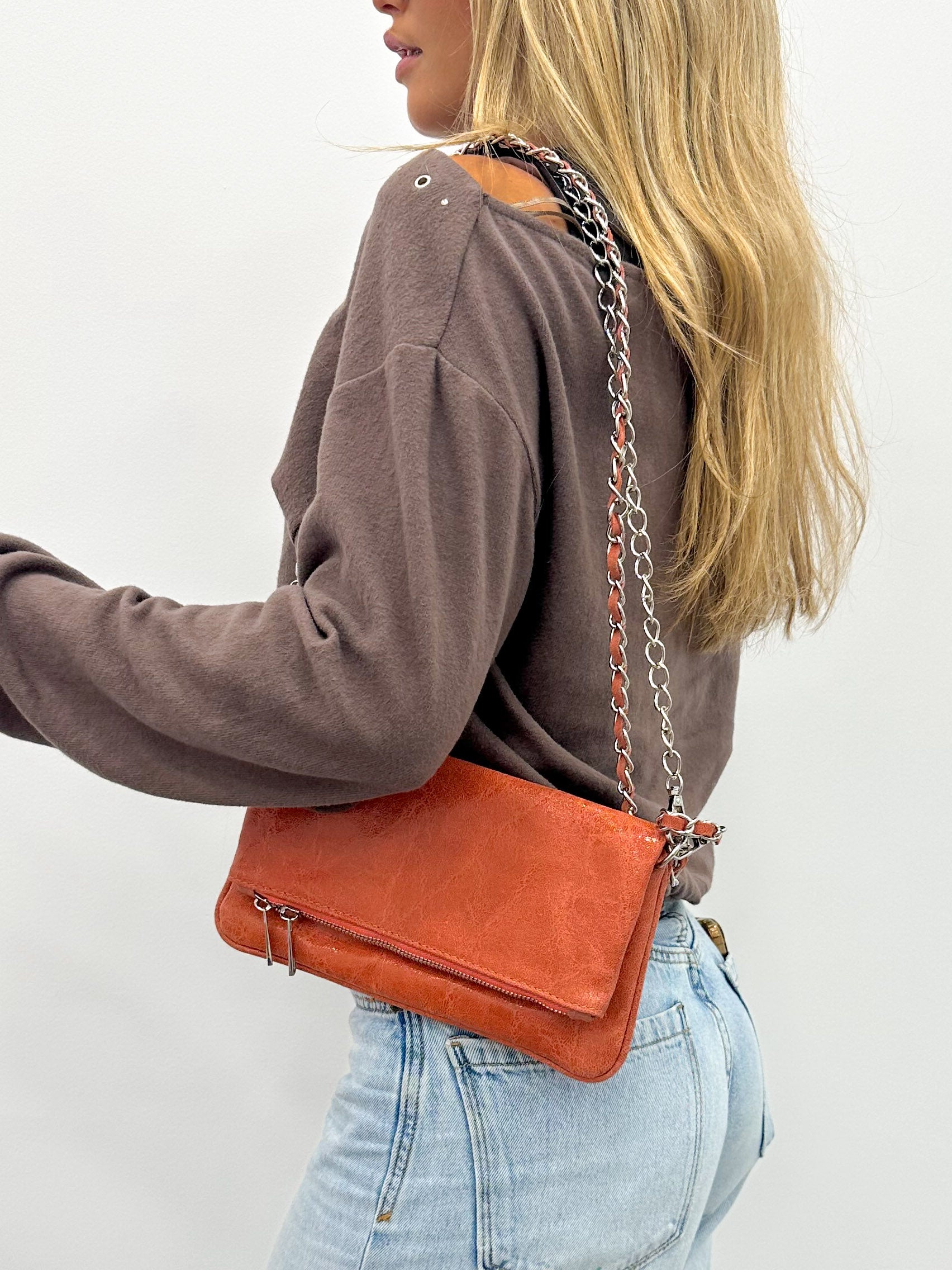 Bolso piel cadenas brillo coral