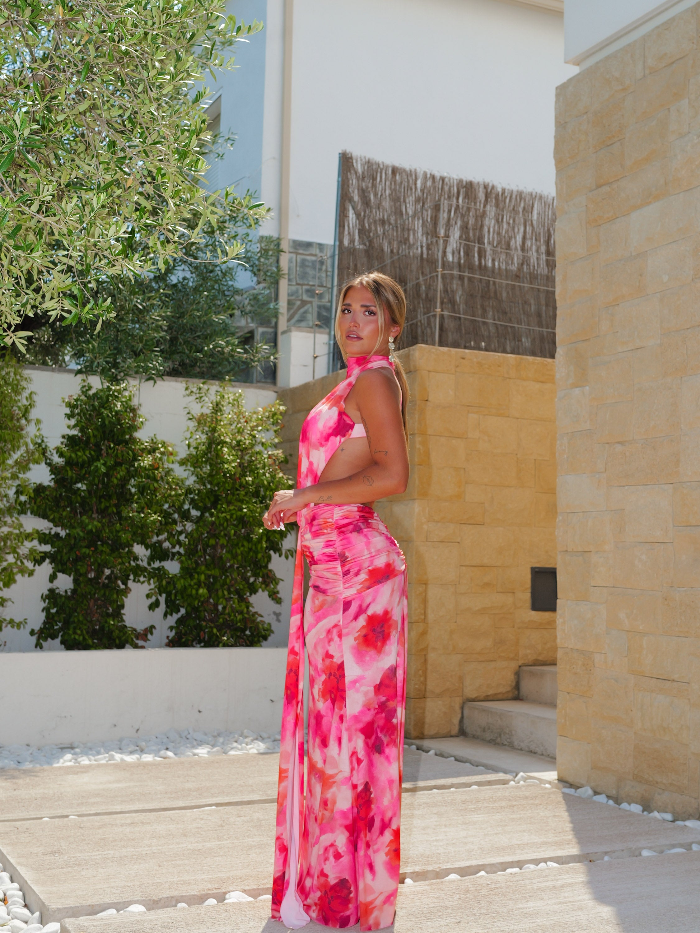 Vestido halter estampado cintura abierta coral