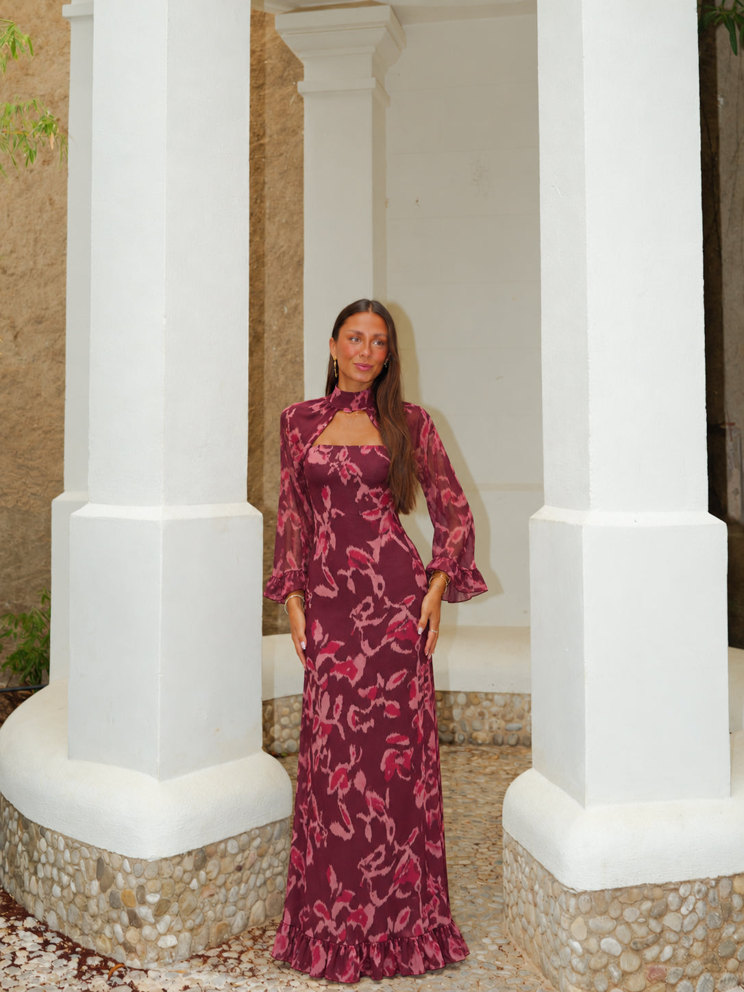 Vestido comprido com decote em forma de chal e mangas cor de bordô