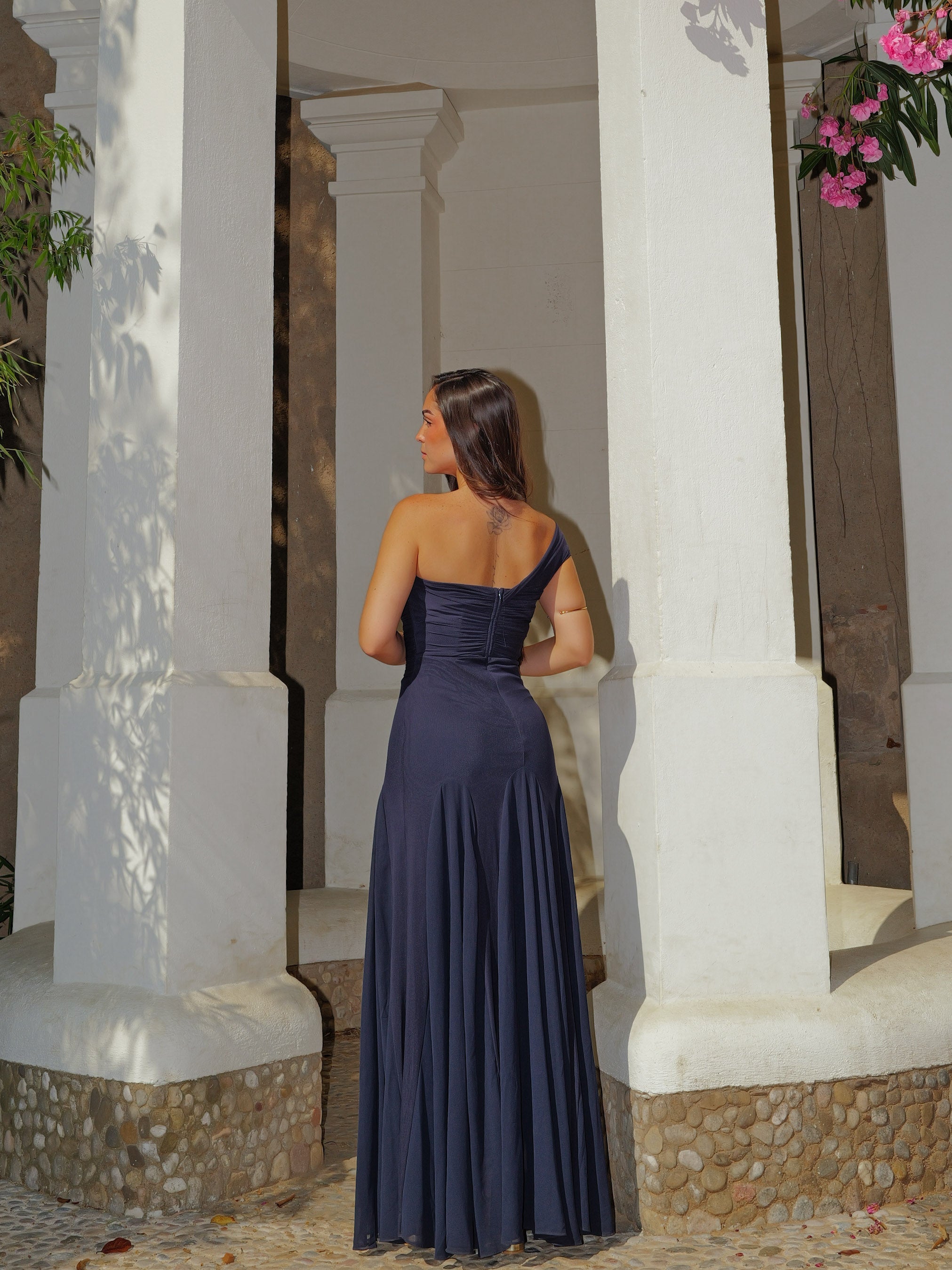Vestido largo drapeado asimétrico flor marino