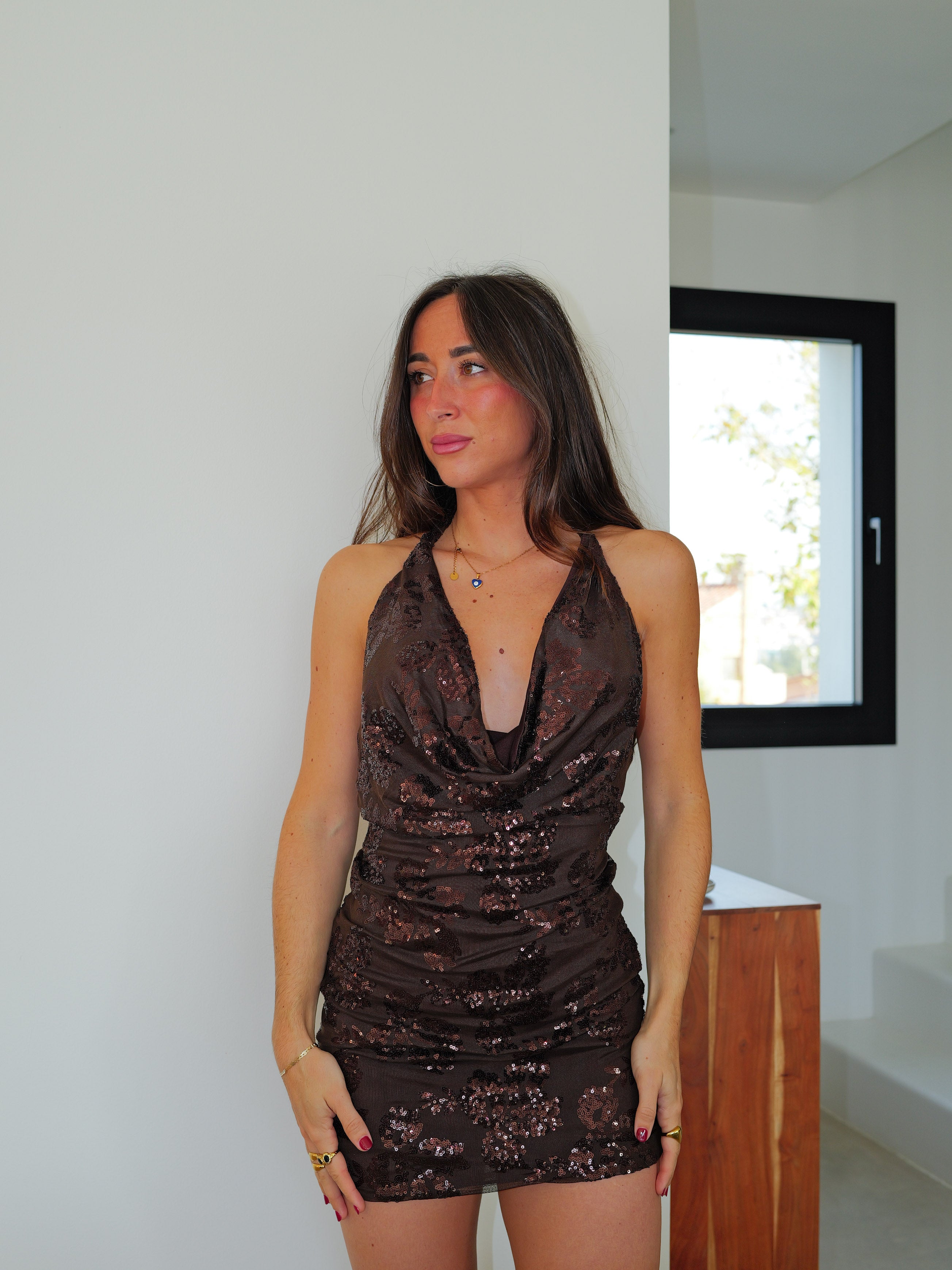 Vestido mini cascada tulle detalle chocolate