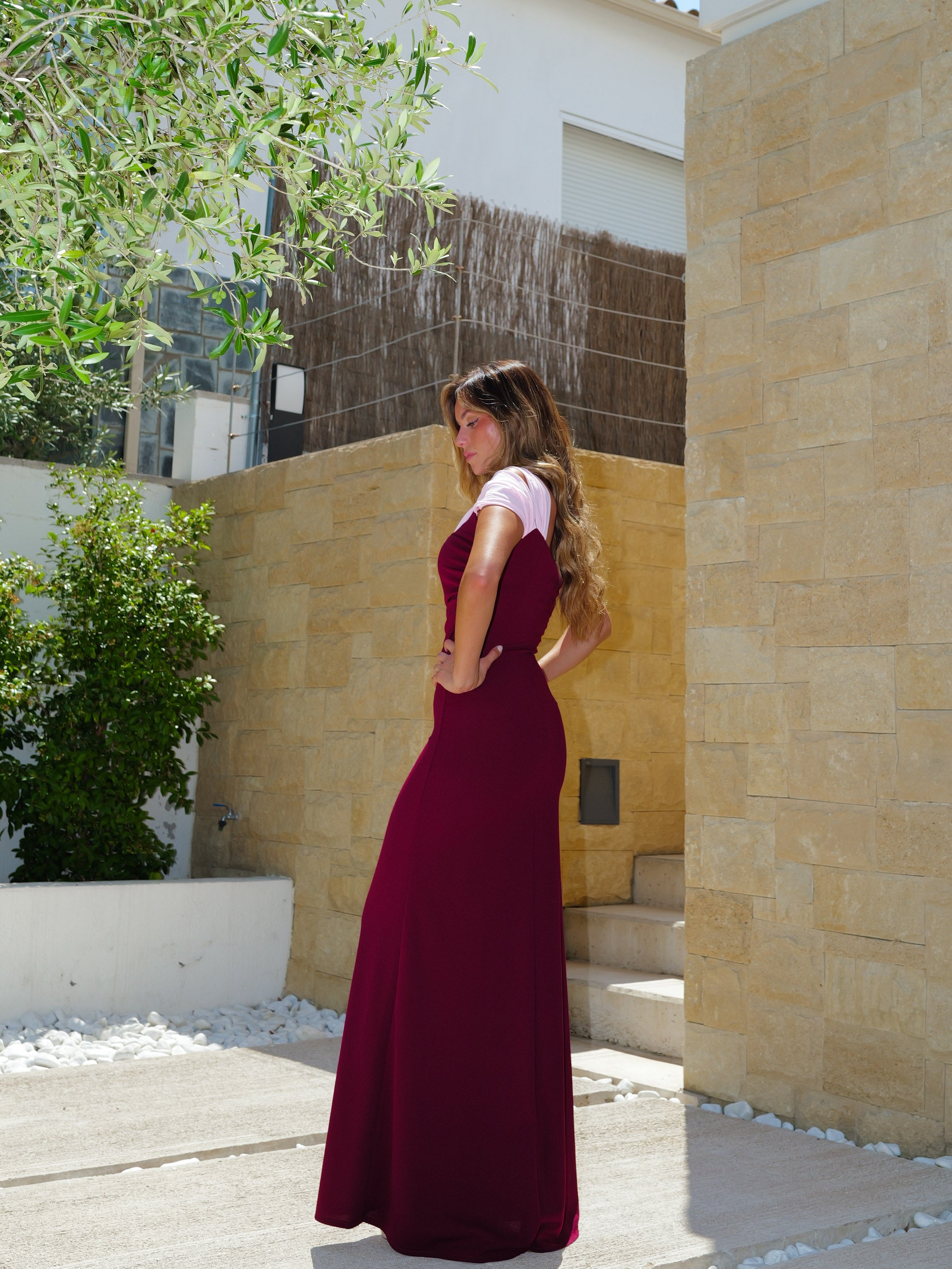 Abito asimmetrico bicolore bordeaux