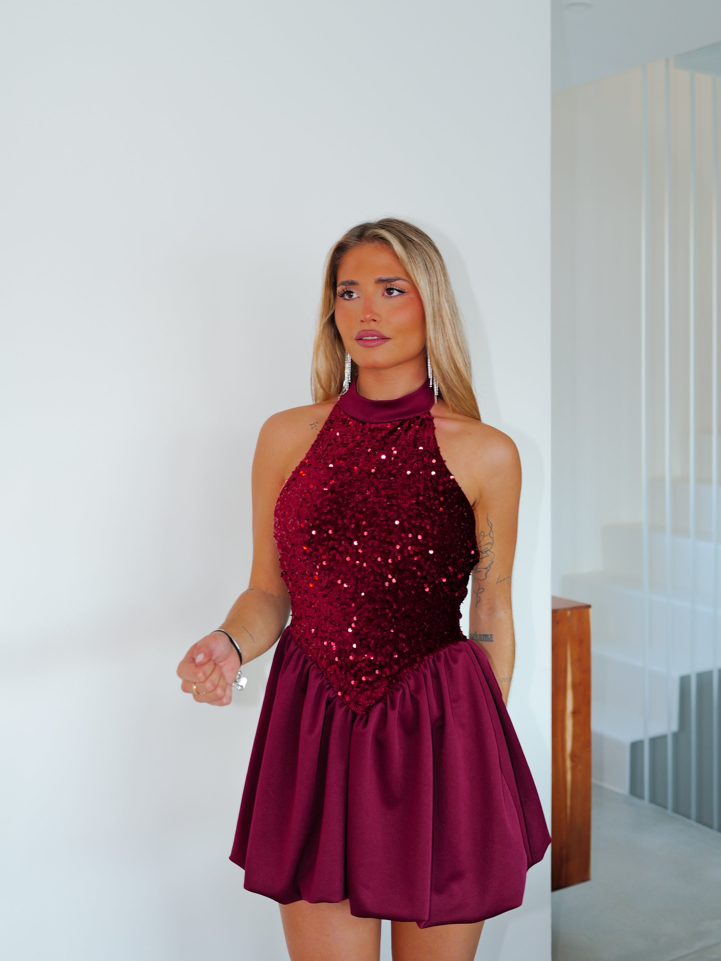 Vestido mini pomposo cuello halter burdeos