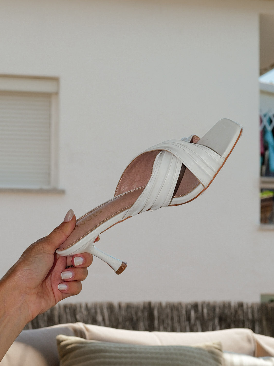 Sandalias bandas relieve blancas