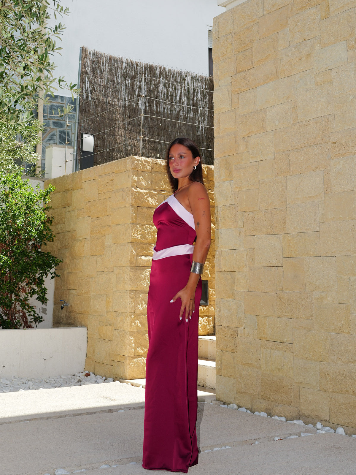 Vestido halter raso bicolor berenjena
