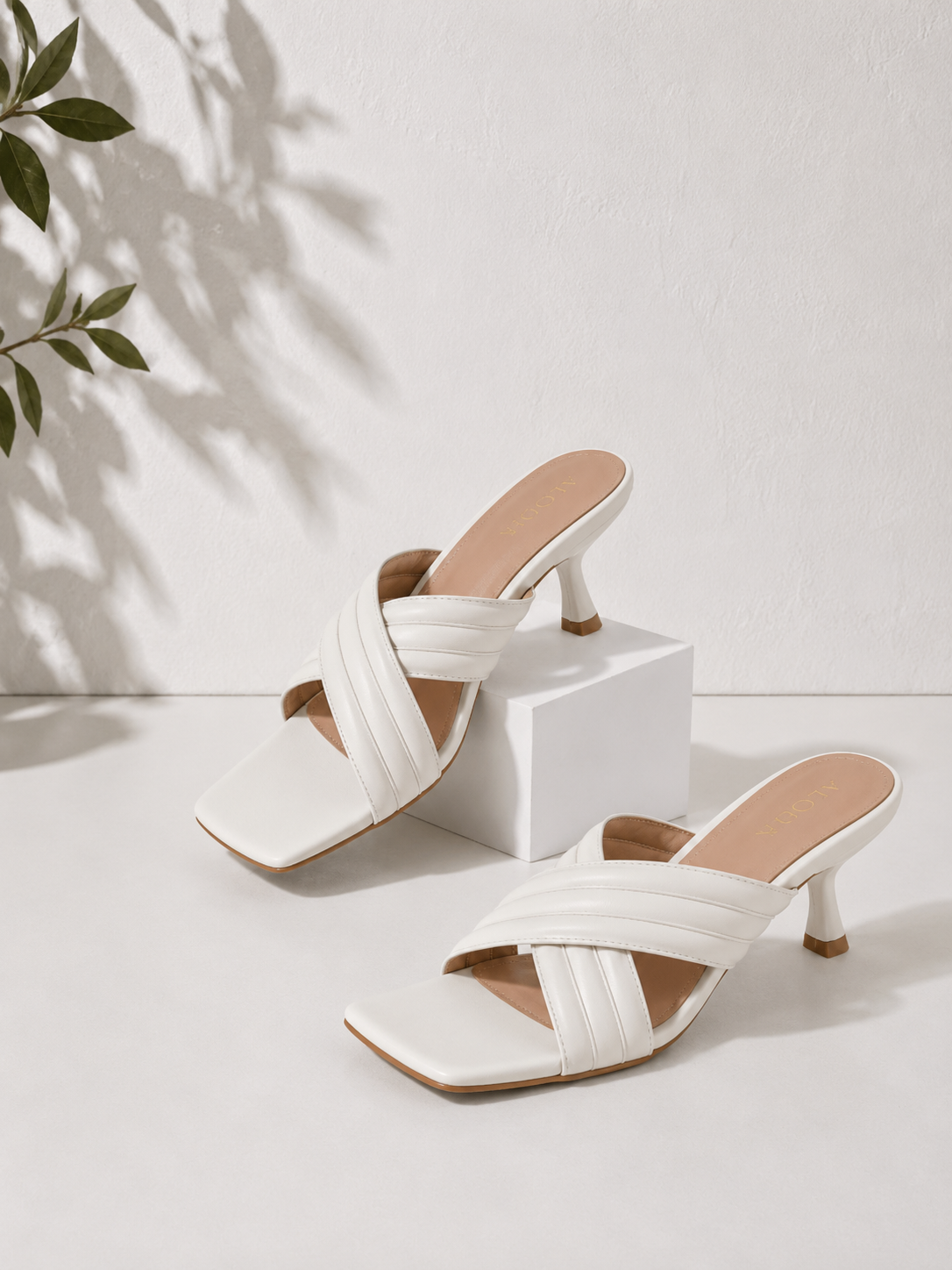 Sandalia bandas relieve blancas