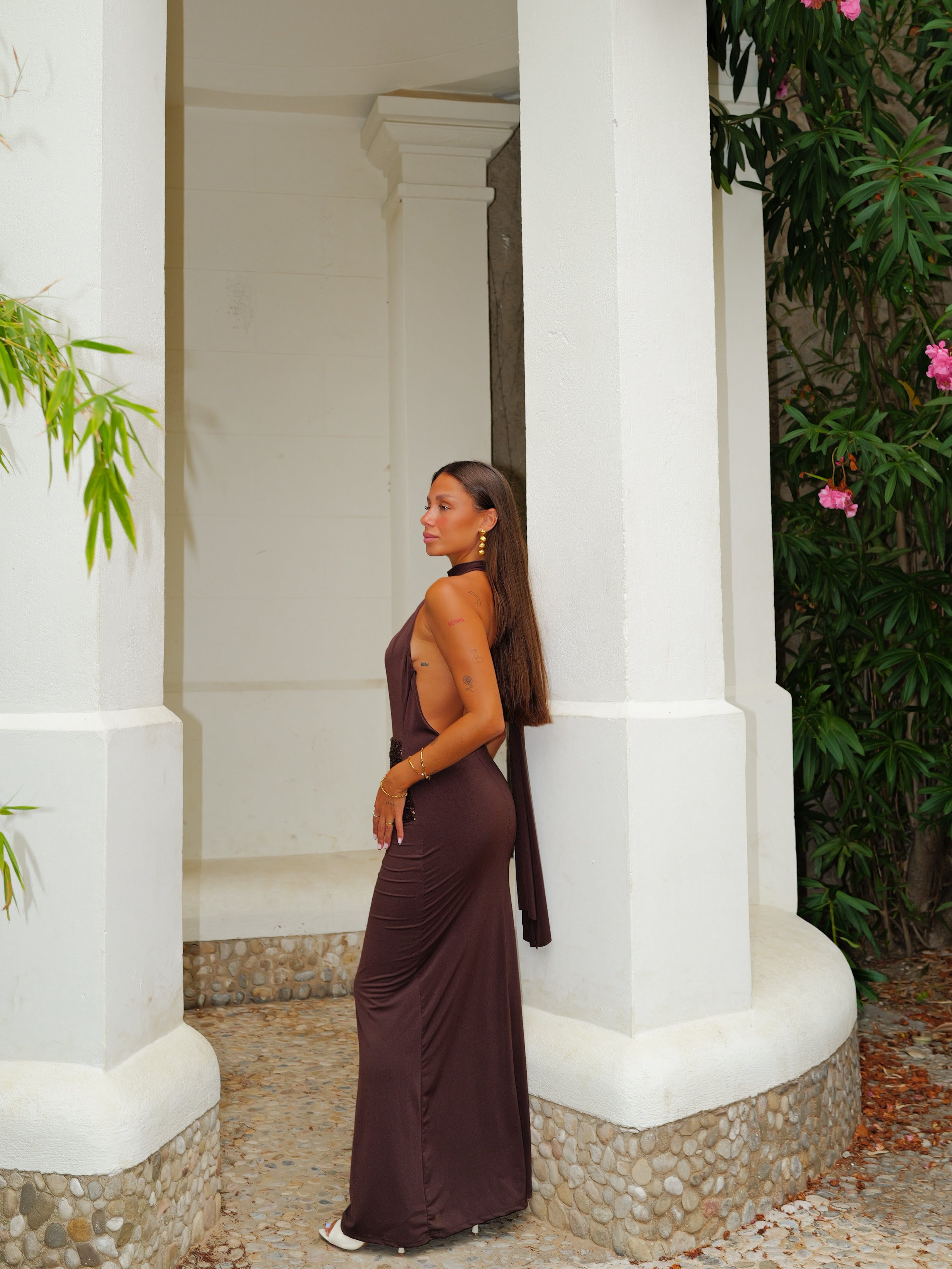 Vestido longo com decote halter e faixa brilhante, cor chocolate