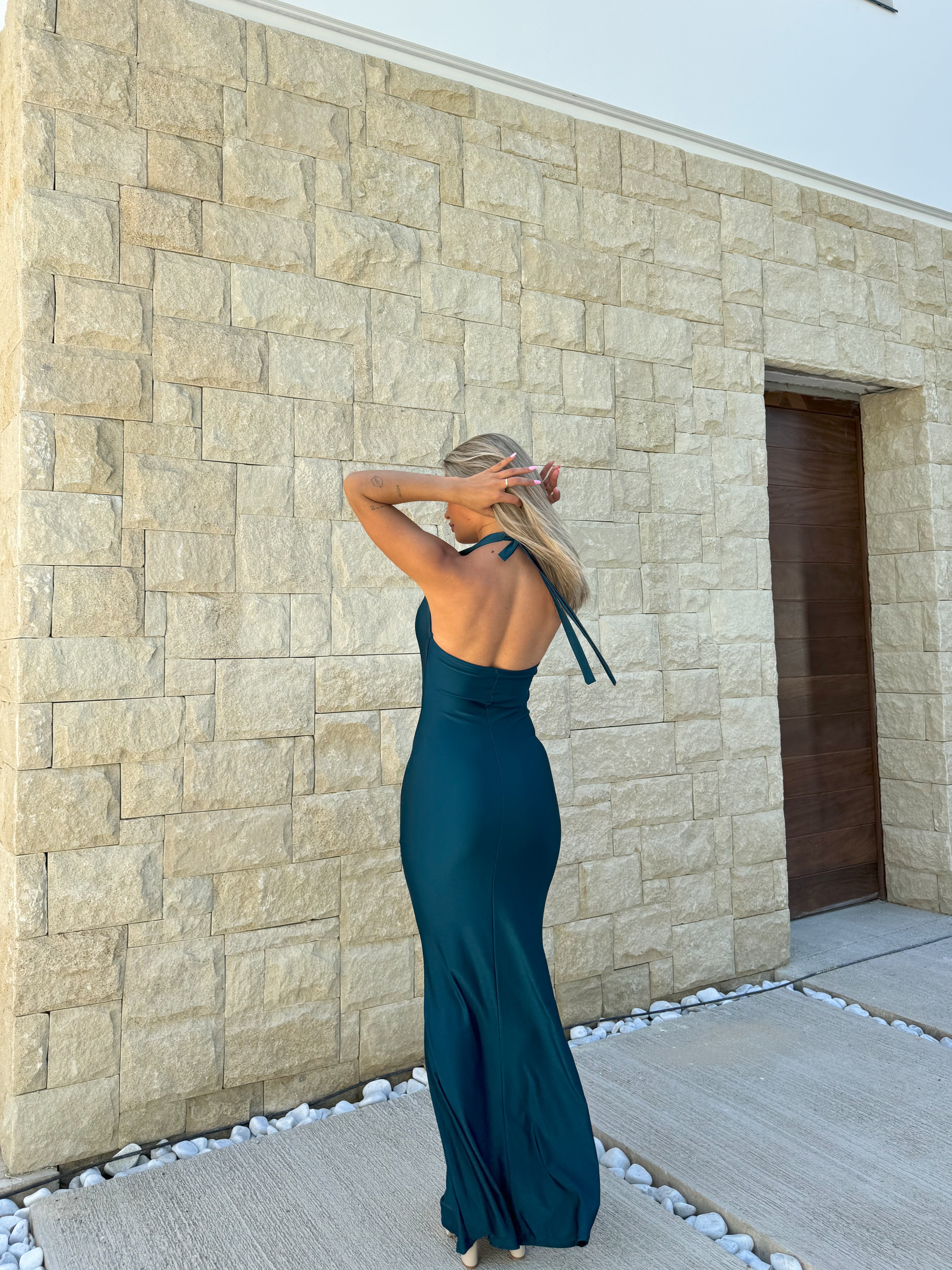 Vestido cascada largo petróleo oscuro