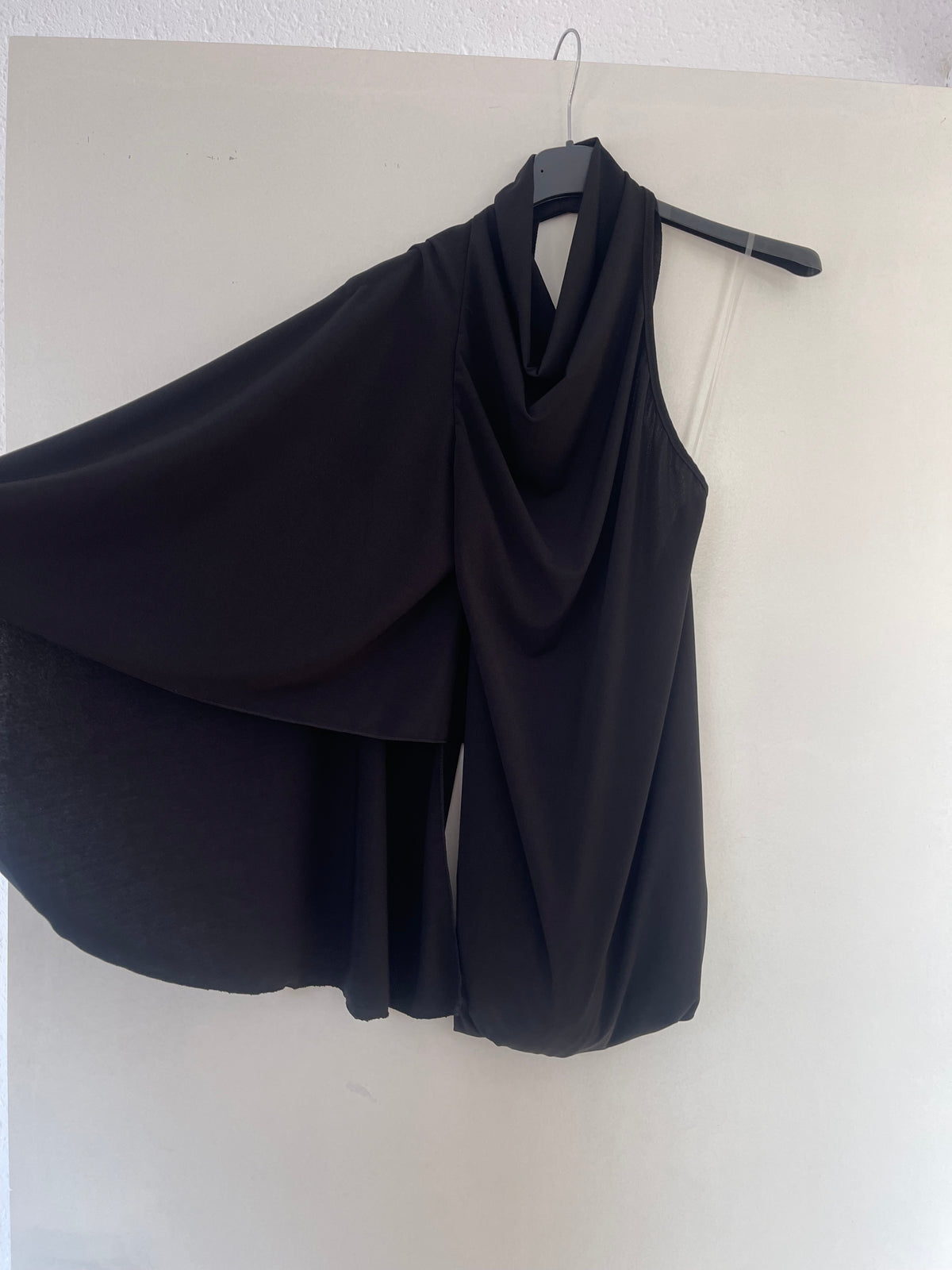 Vestido largo capa asimétrico negro