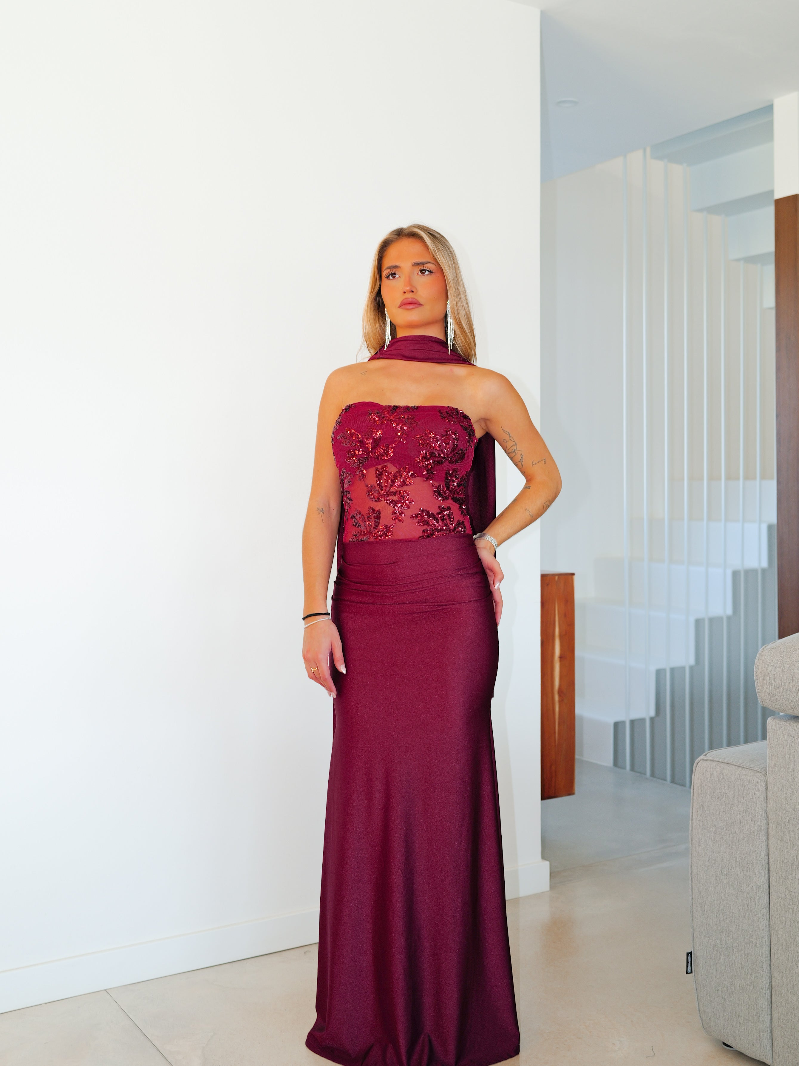 Vestido largo detalles choker palabra burdeos