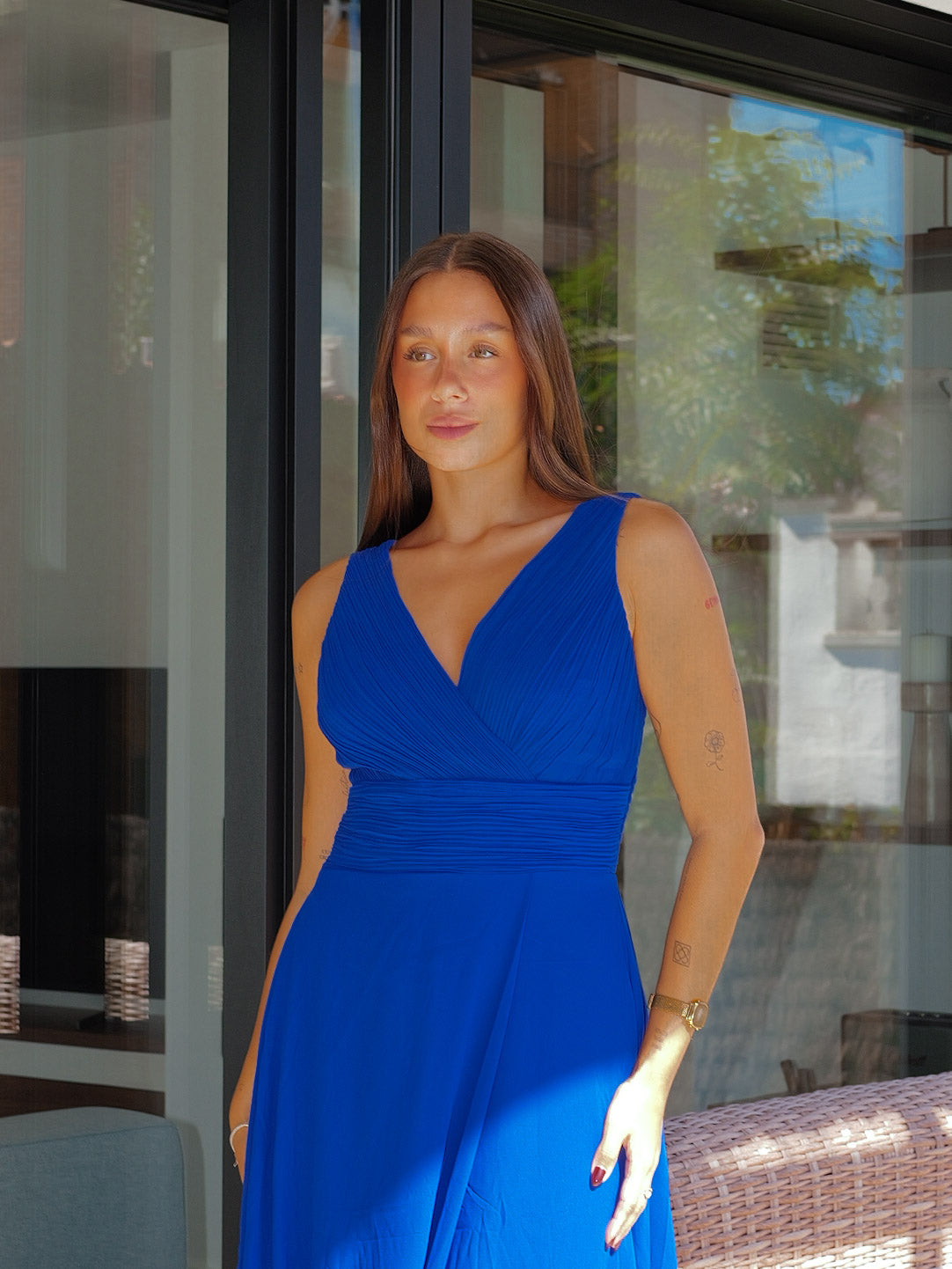 Vestido largo escote pico drapeado klein