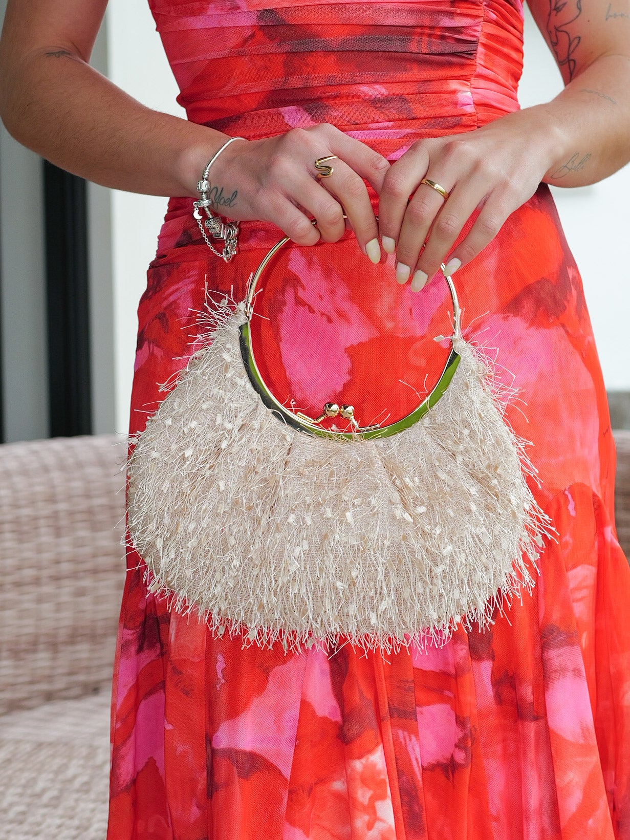 Clutch asa flecos dorado