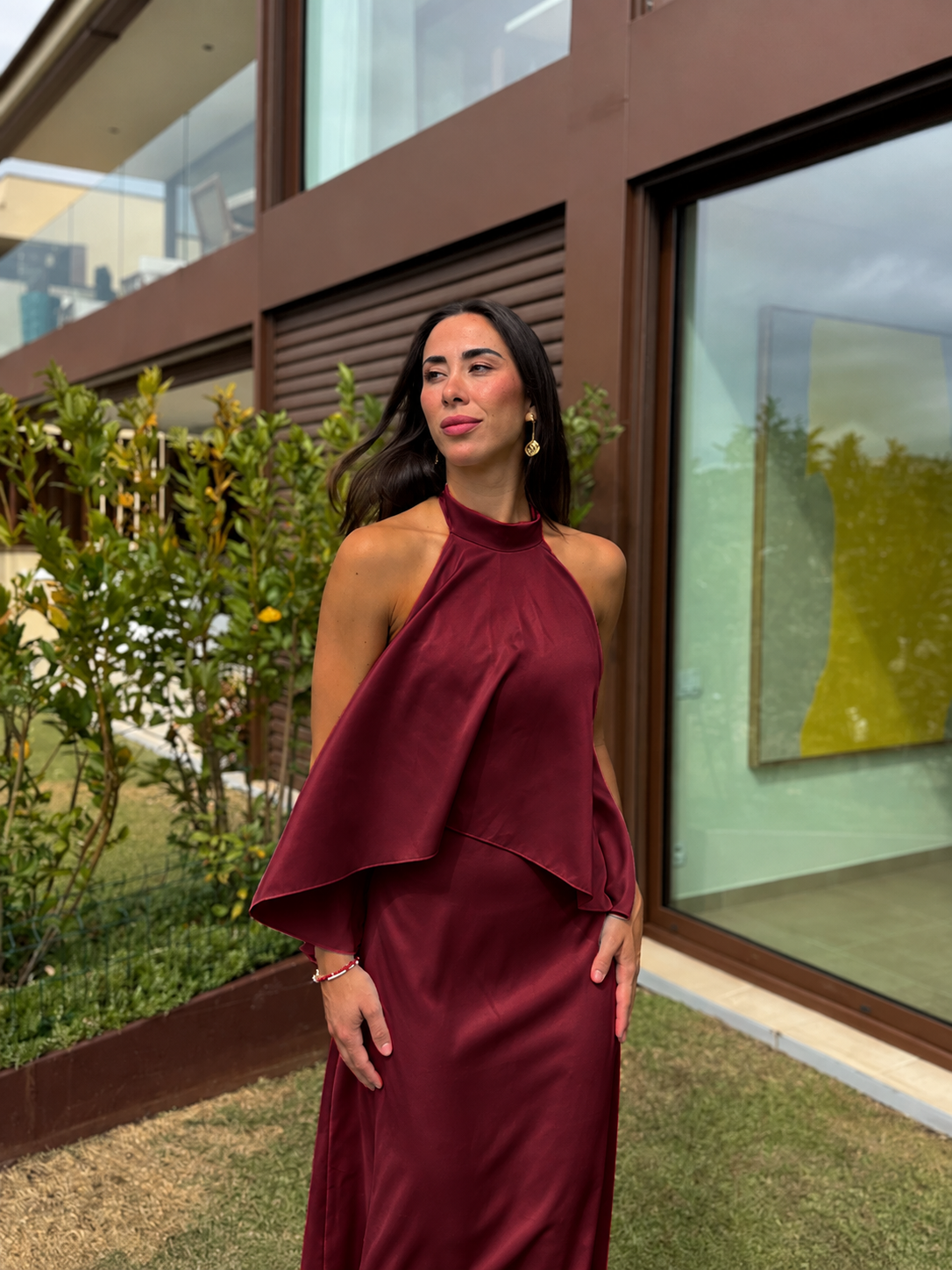 Vestido raso capa burdeos