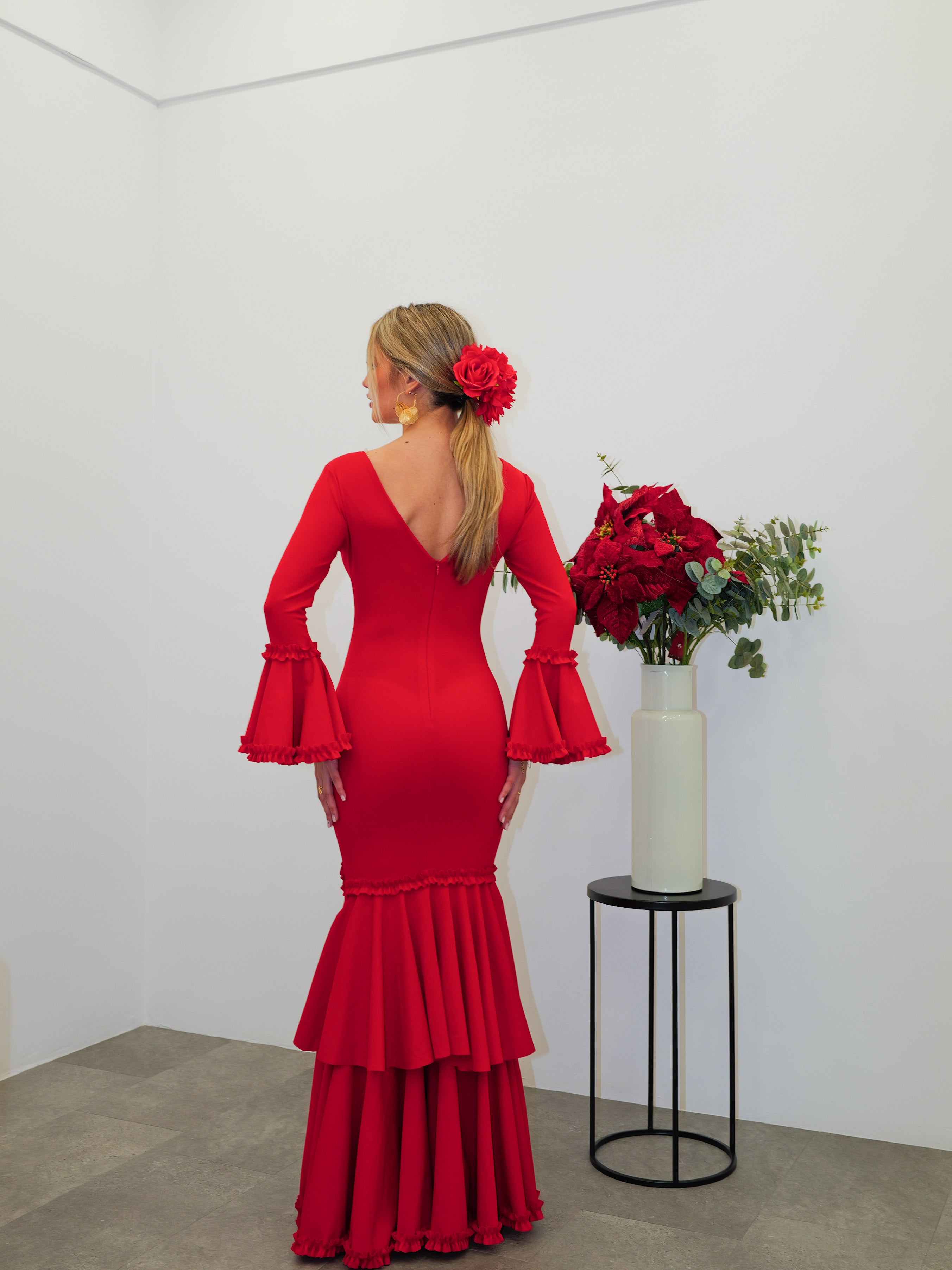 Traje flamenca asimétrico ribete rojo