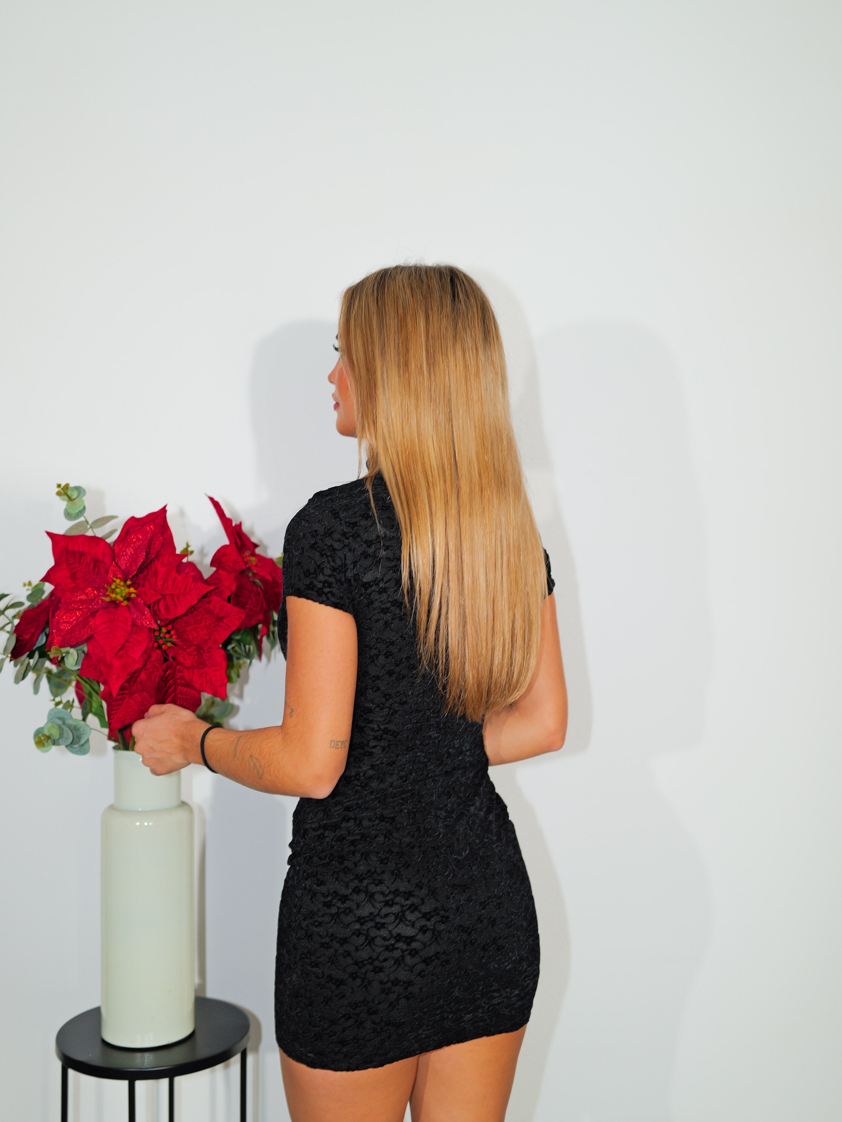 Vestido mini velvet cuello mao negro