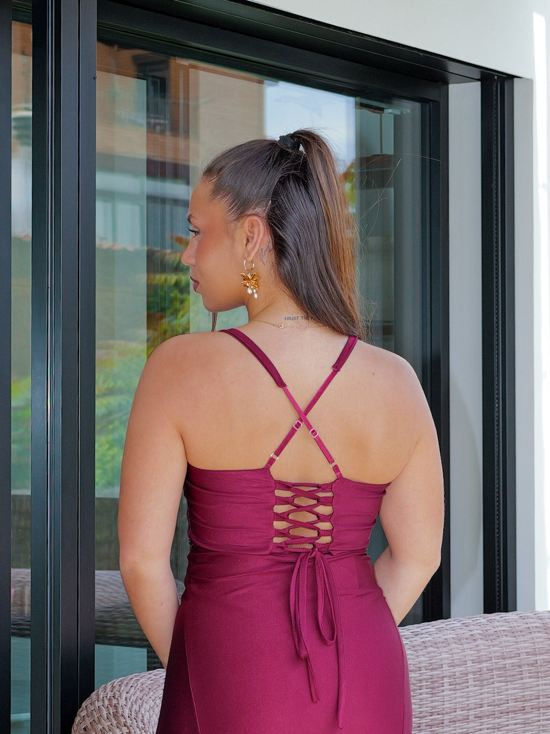 Vestido entrelazado escote concha burdeos