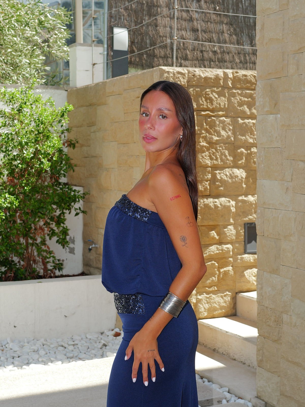 Vestido longo com padrão de purpurina azul-marinho