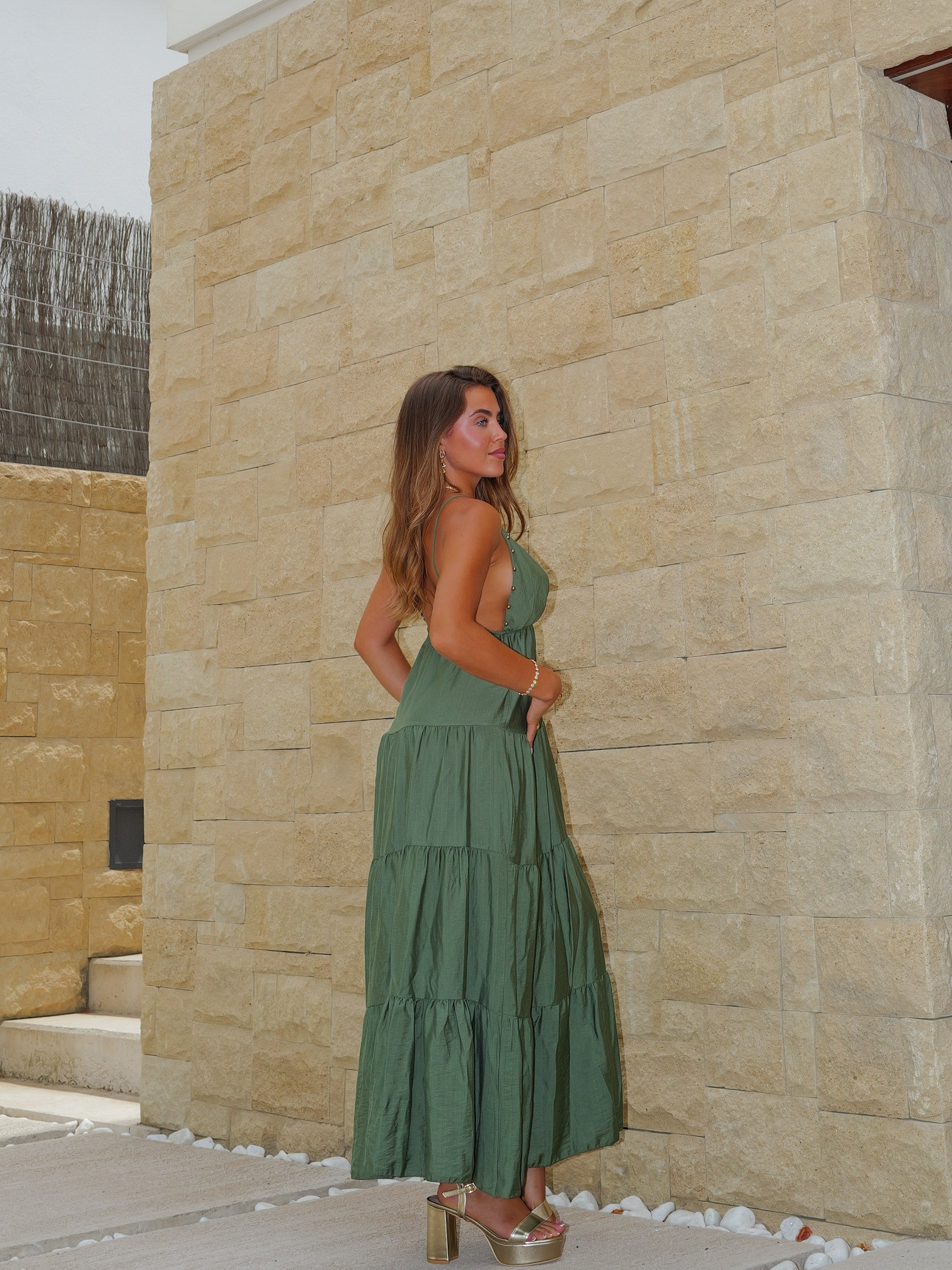 Vestido largo pico tachas oliva