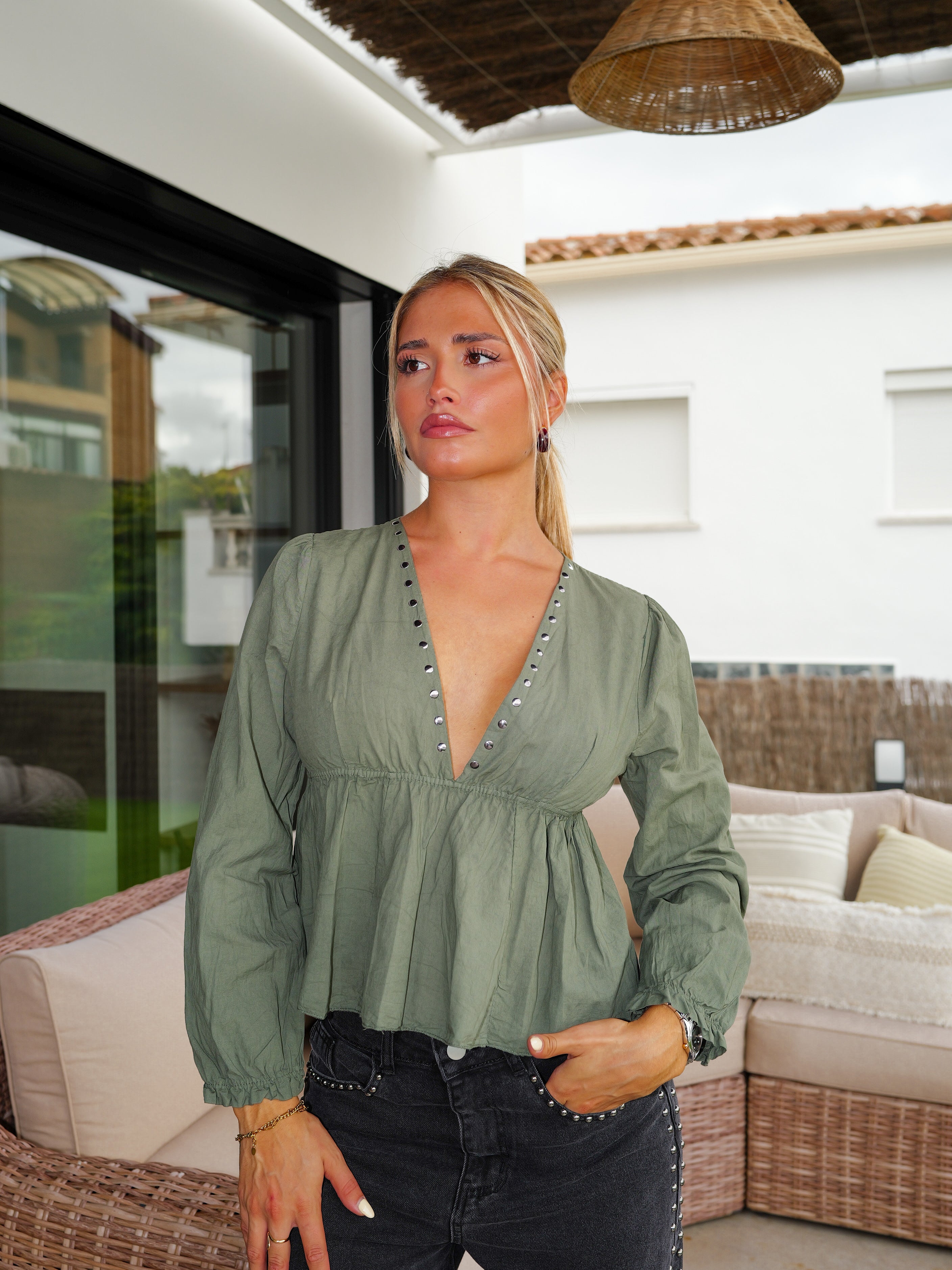 Blusa pico tachuelas caqui