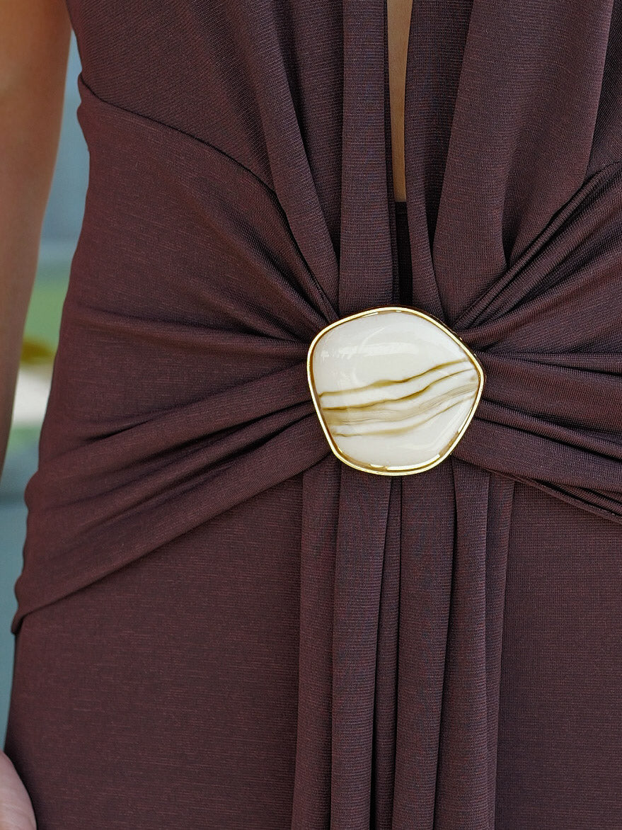 Vestido largo pico detalle chocolate