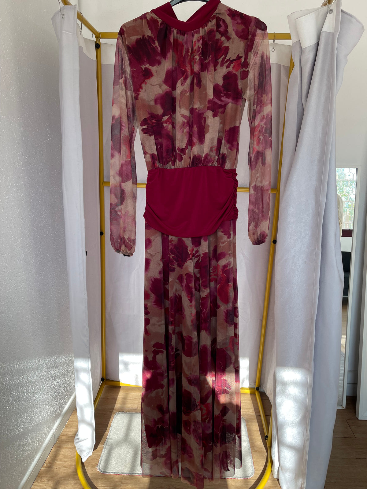 Vestido largo tulle espalda lazo burdeos