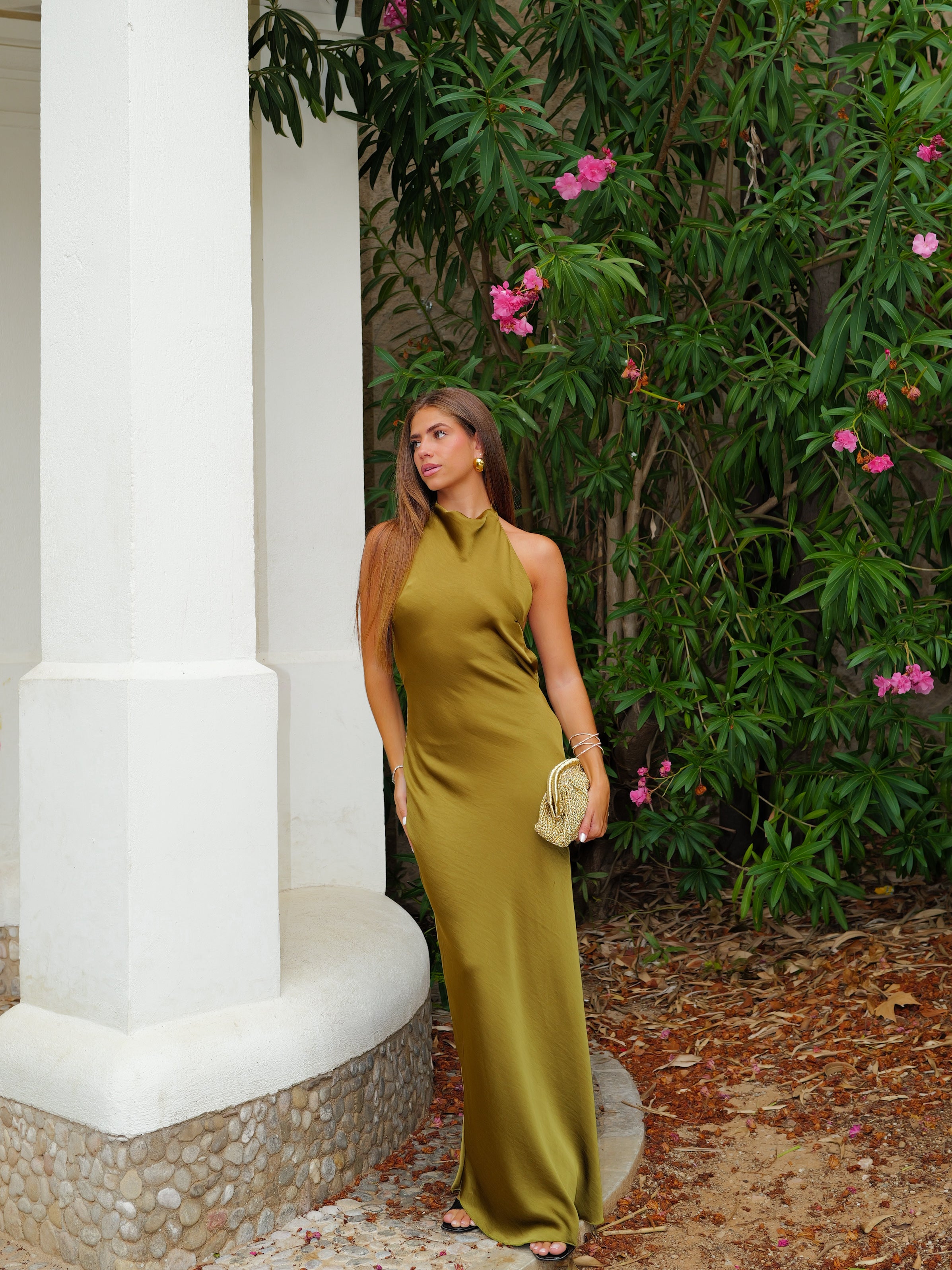 Vestido halter raso espalda oliva