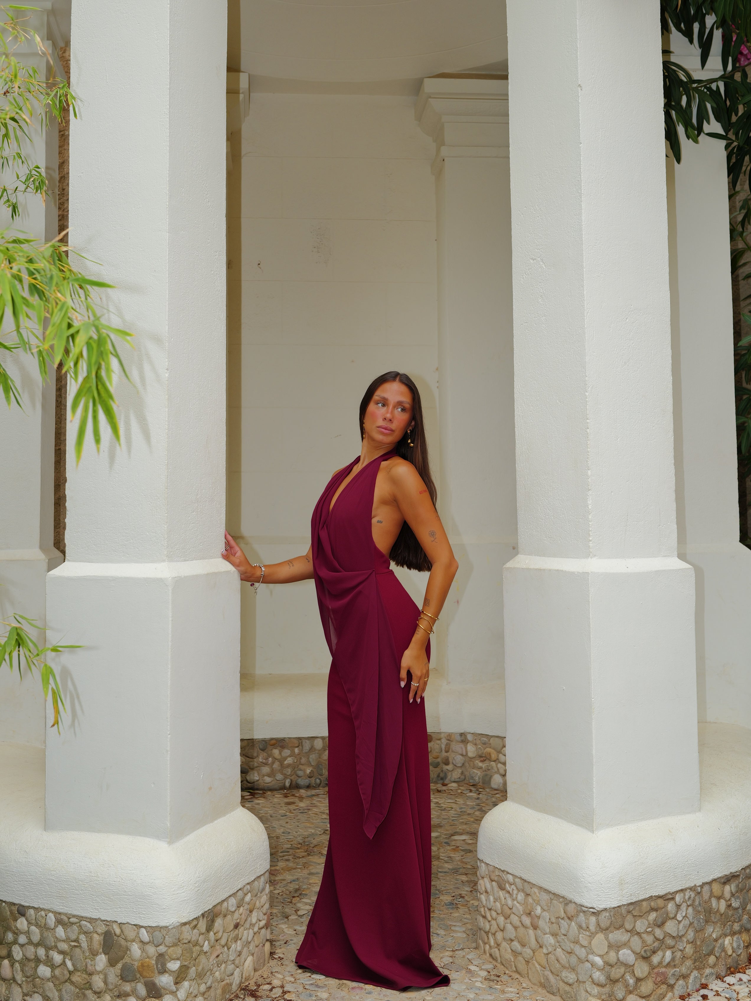 Vestido capa asim tulle burdeos