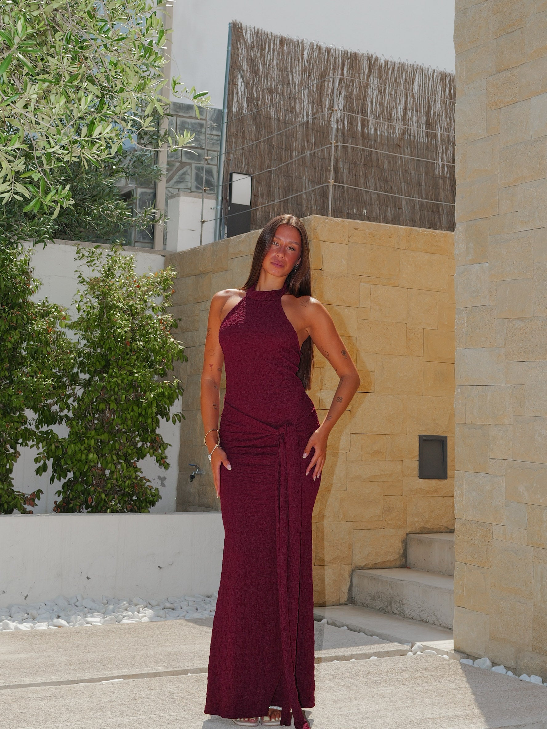 Vestido halter textura nudo burdeos