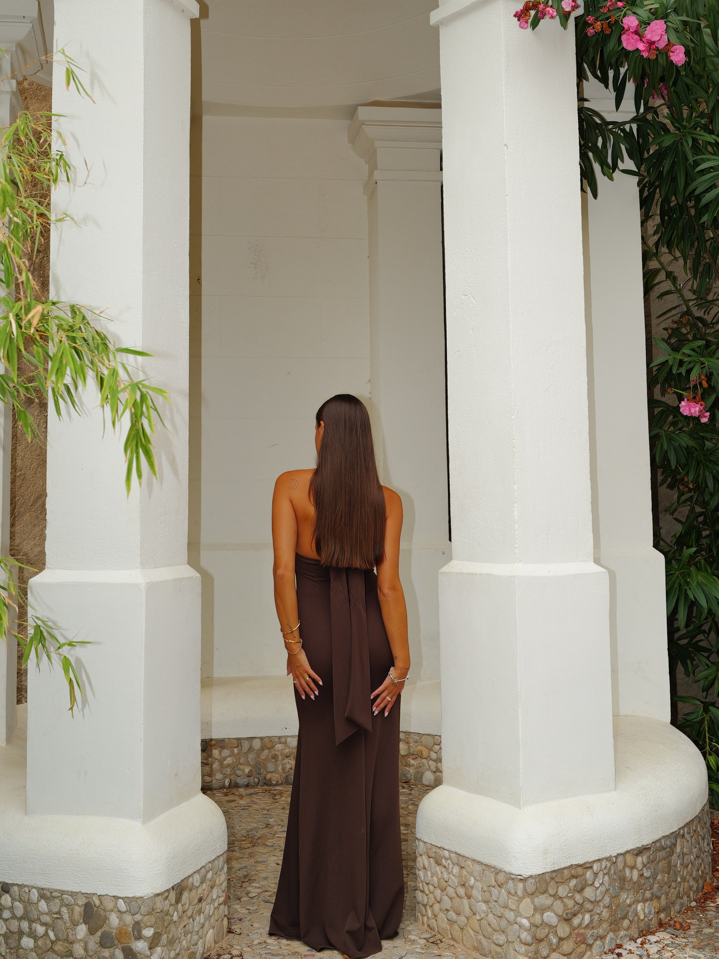 Vestido comprido com decote halter e laço, cor chocolate
