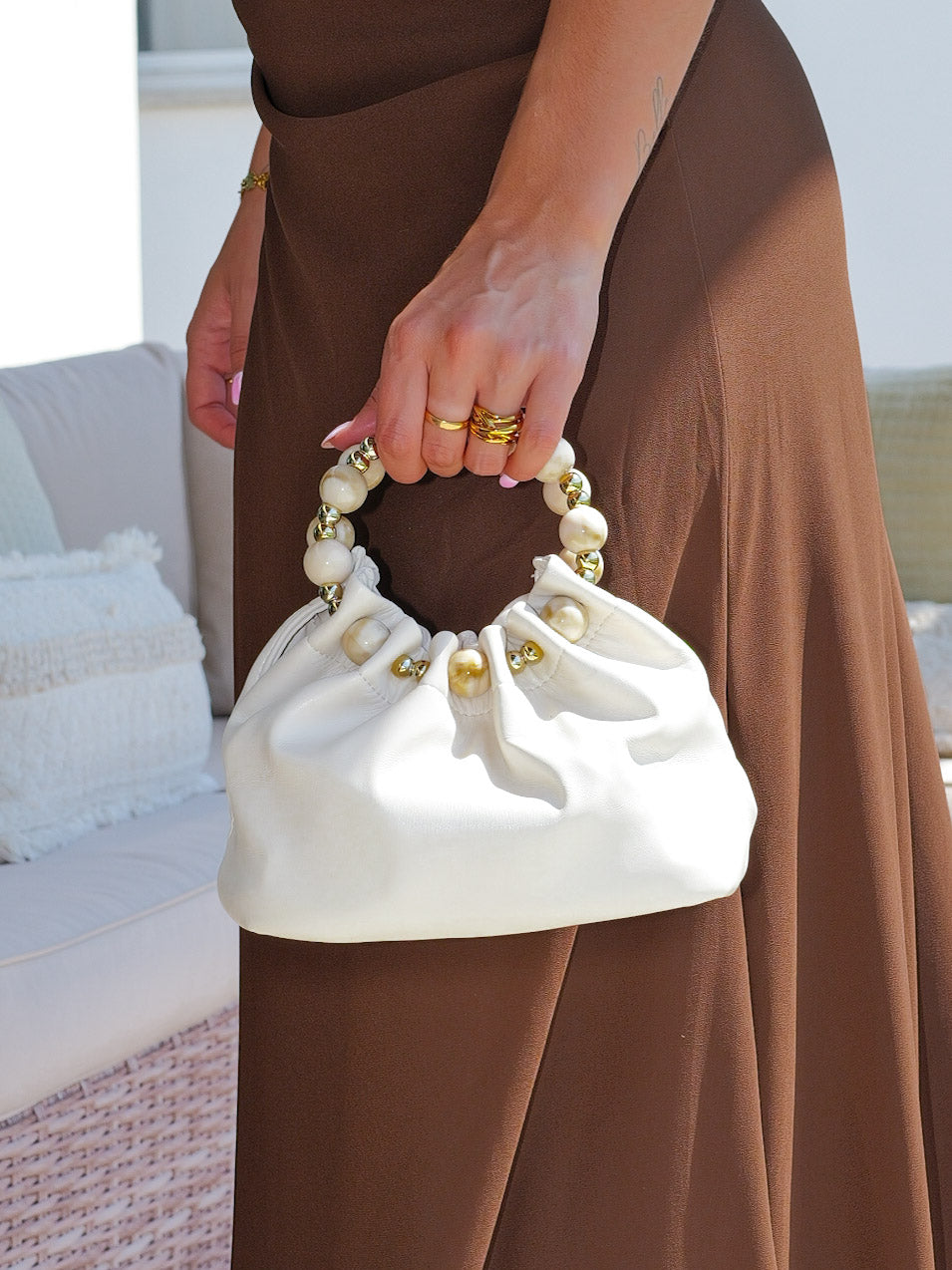 Clutch bombonera asa beige