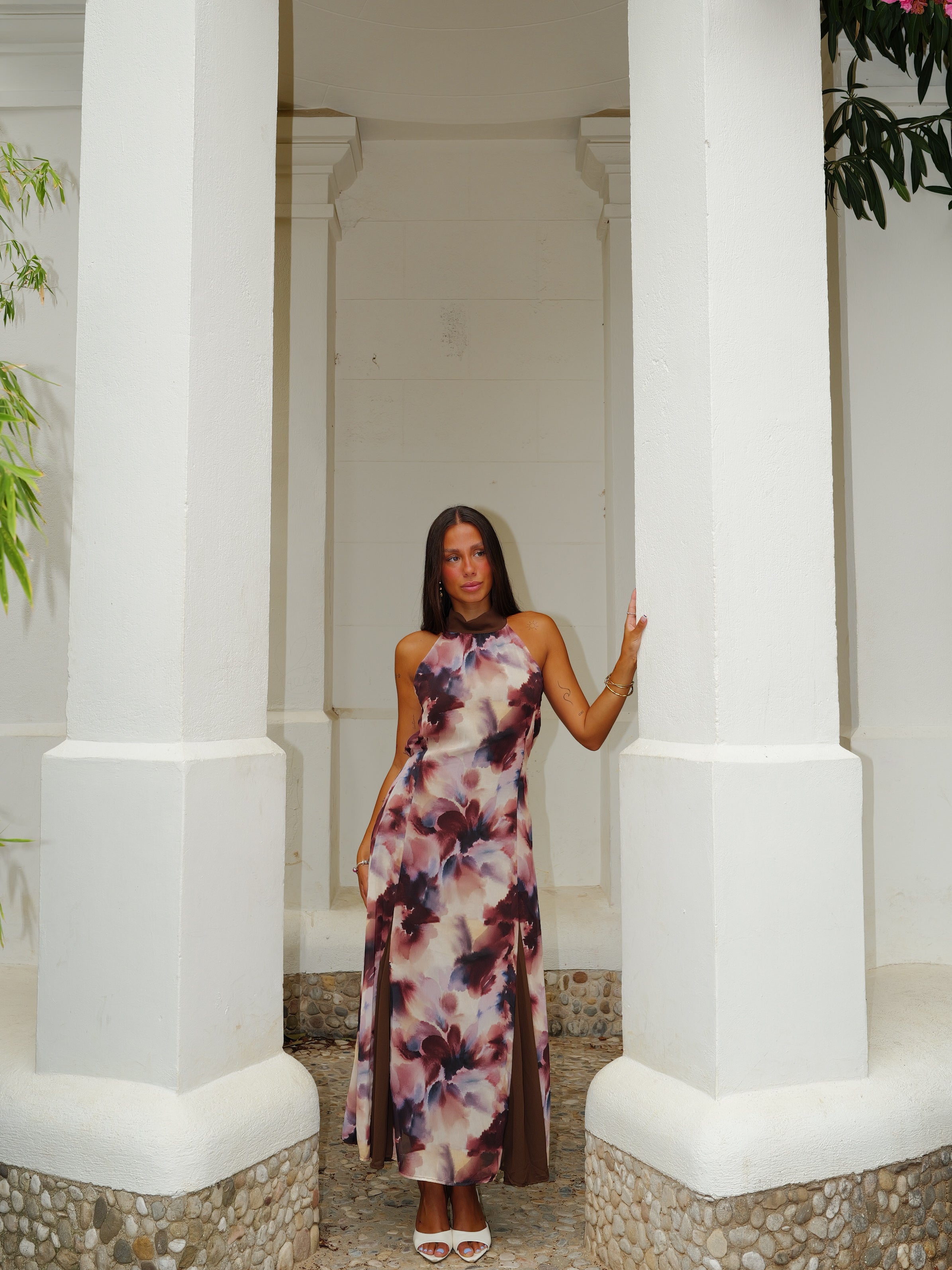 Vestido comprido com decote halter, estampado, em bege
