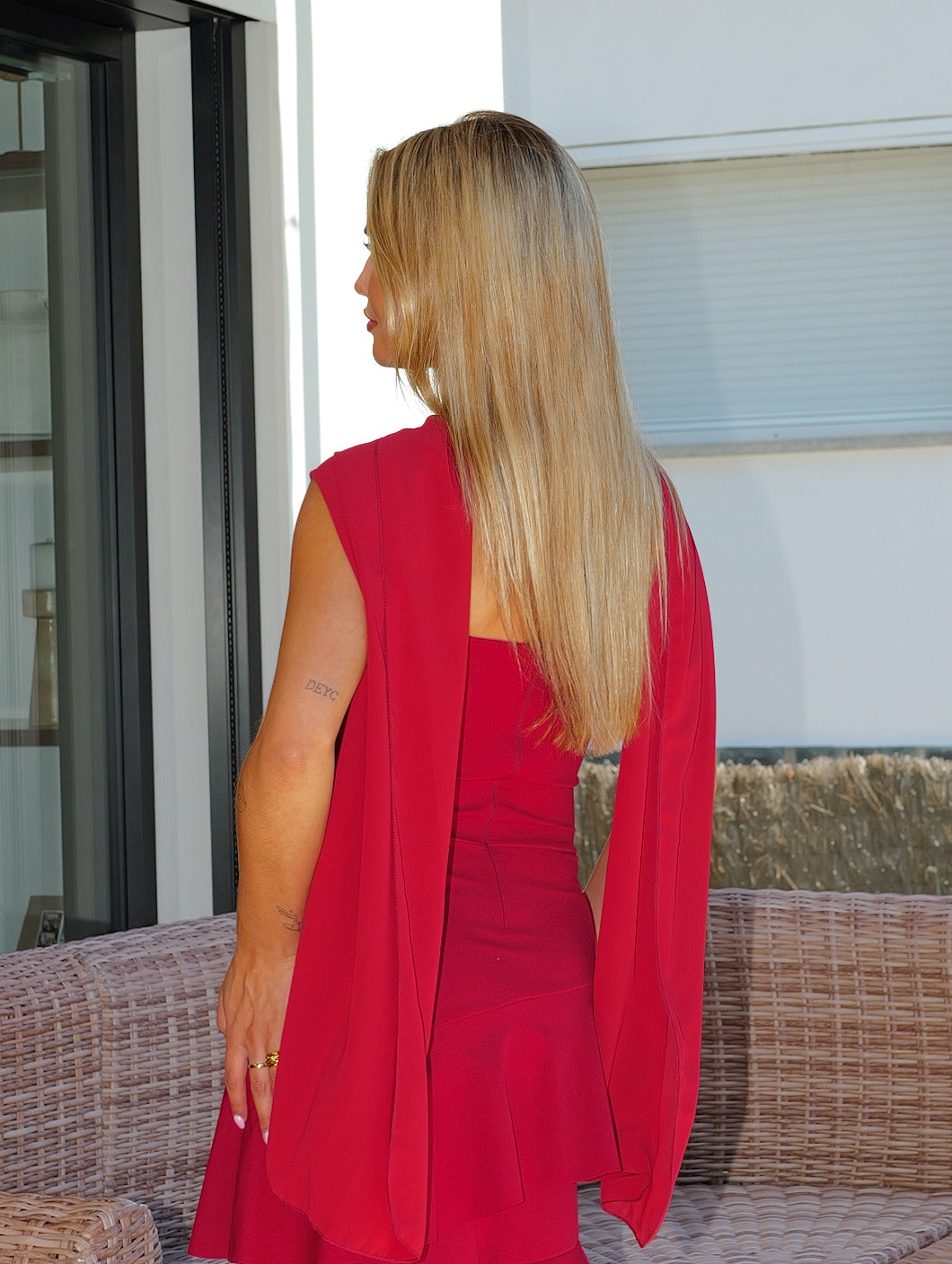 Vestido multi volantes asimétricos burdeos
