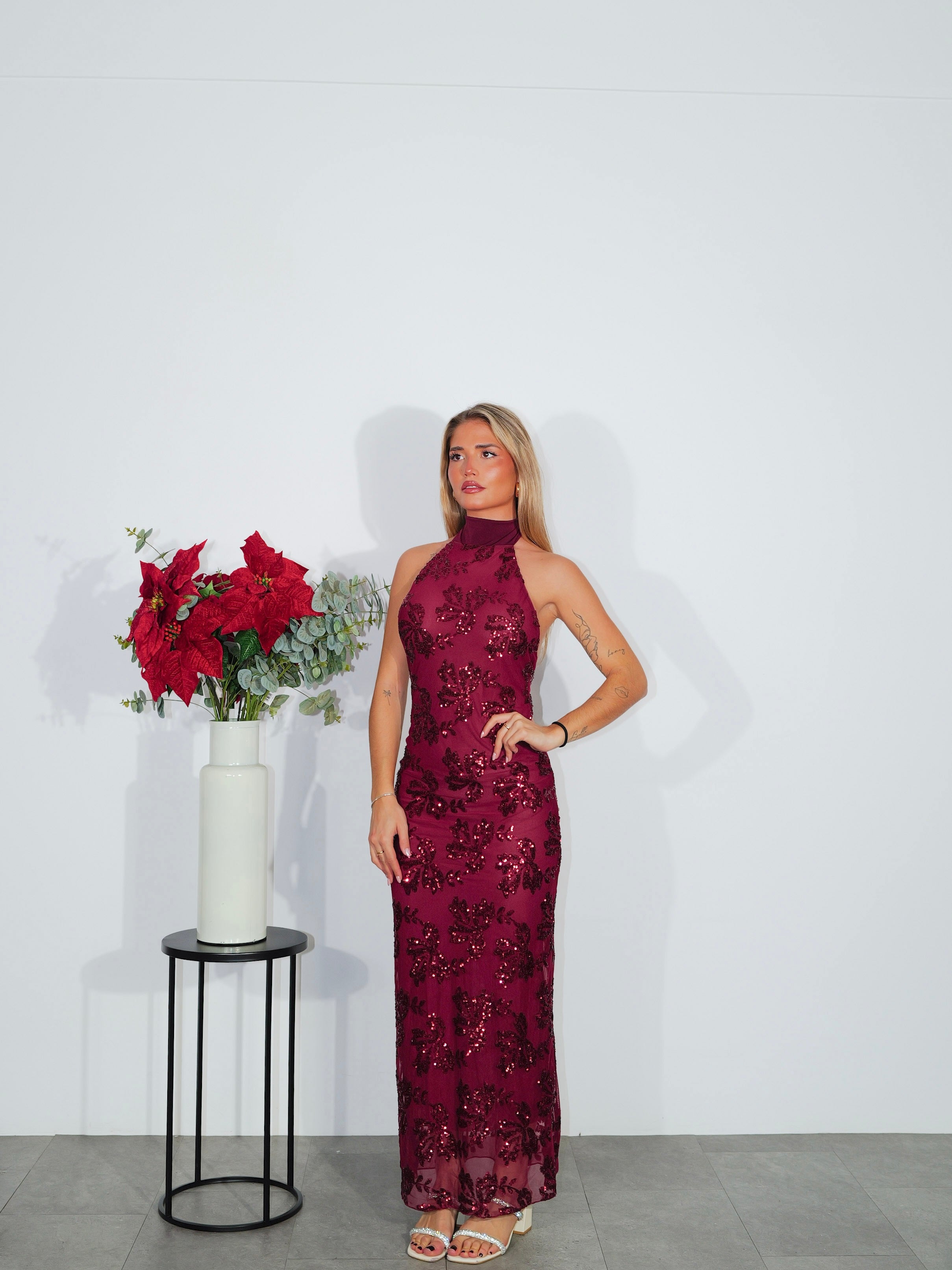 Vestido detalle tulle halter burdeos