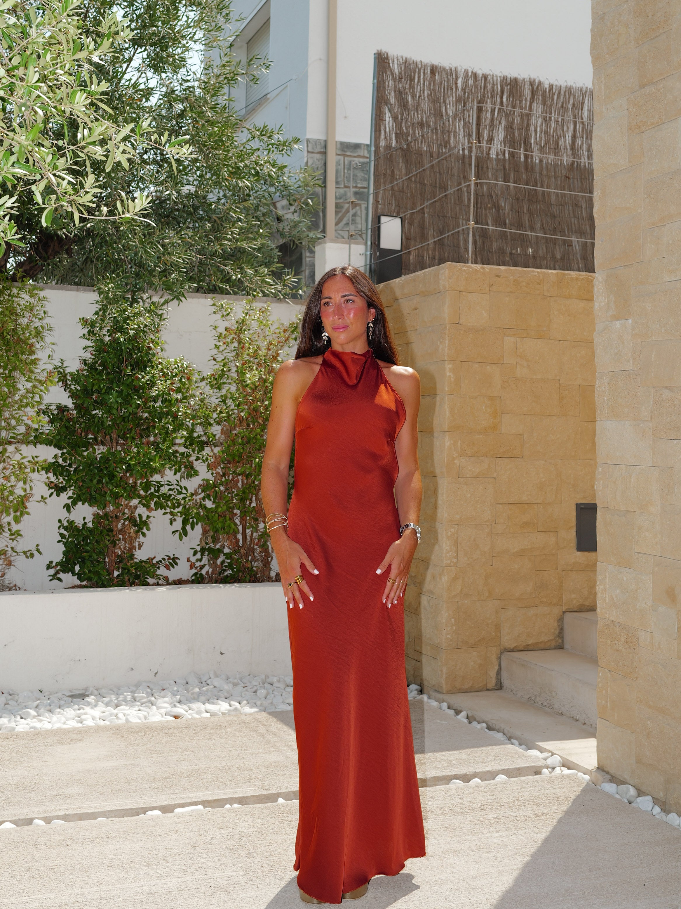 Vestido halter raso espalda caldera