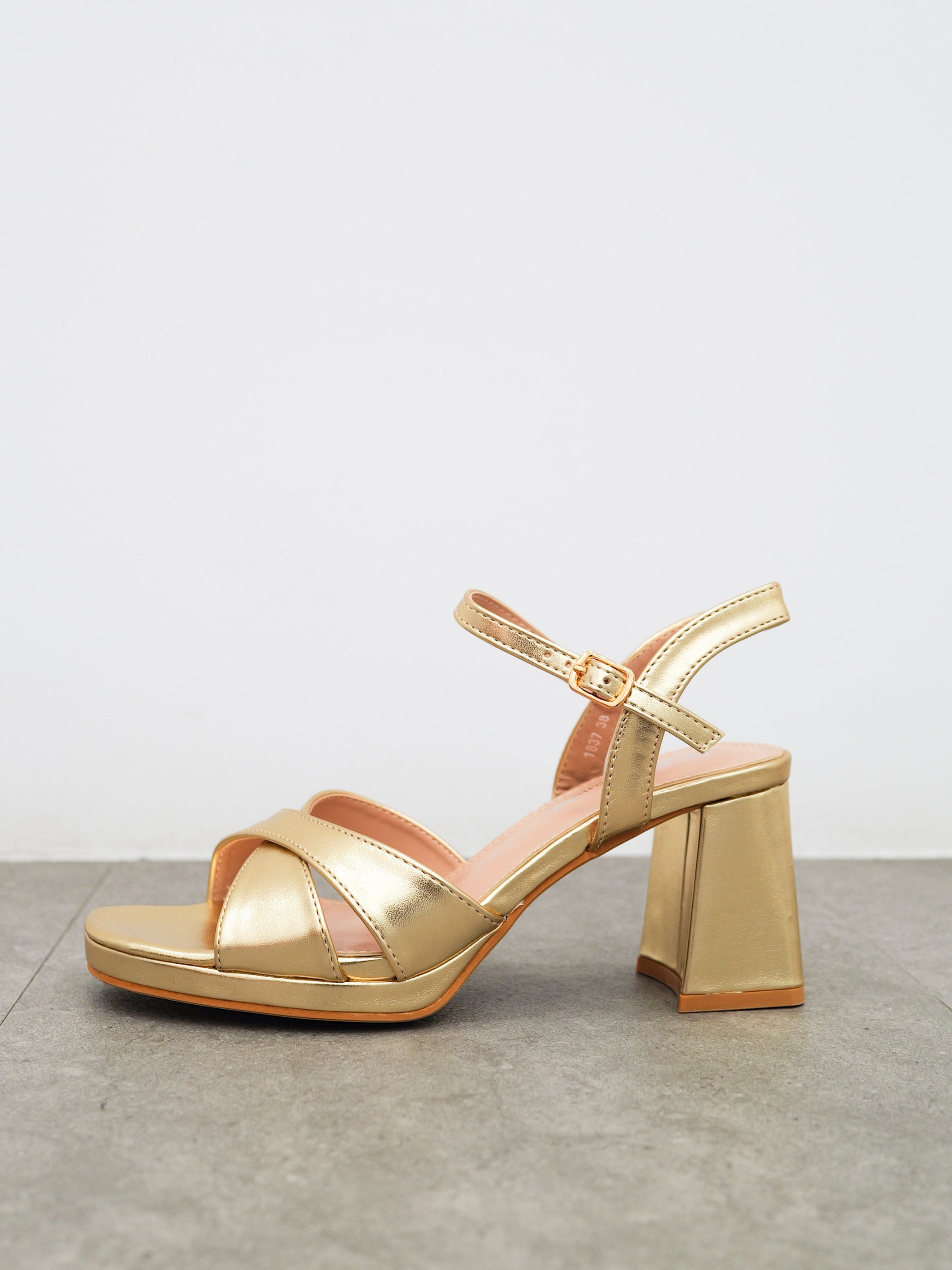 Sandalia baja bandas entrelazadas dorada