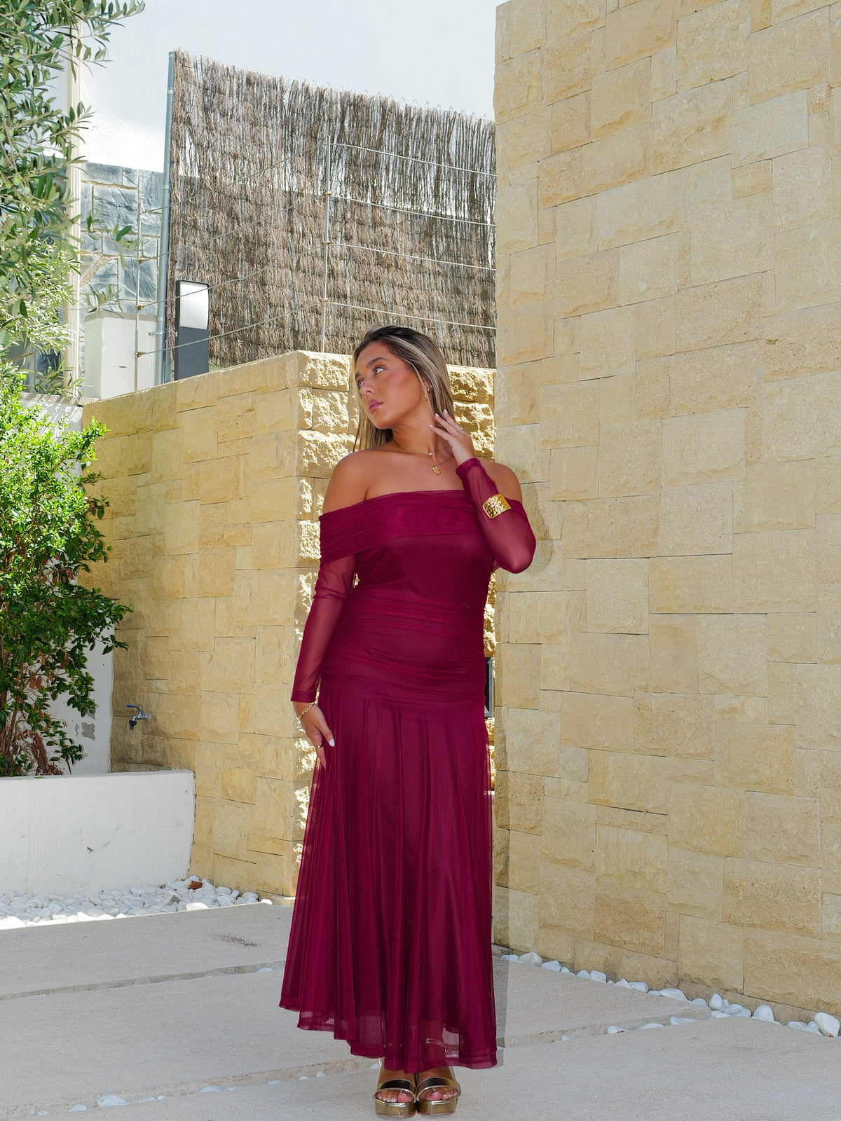 Vestido comprido com decote bardot em tule cor de bordô