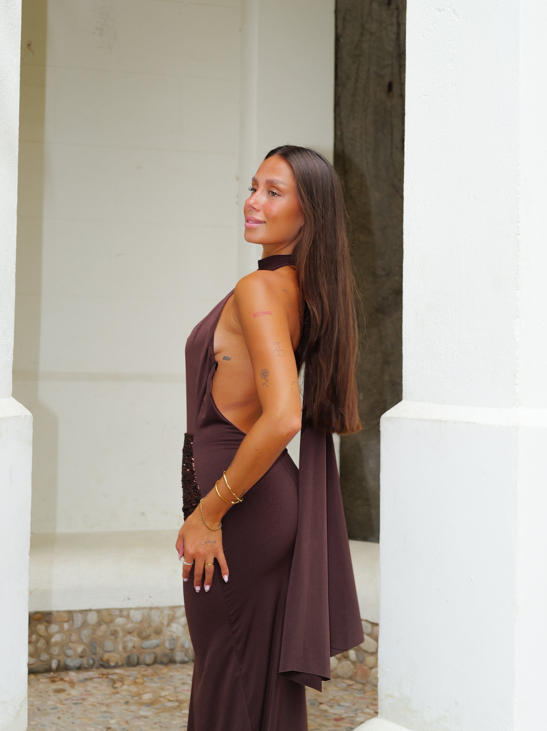 Vestido longo com decote halter e faixa brilhante, cor chocolate