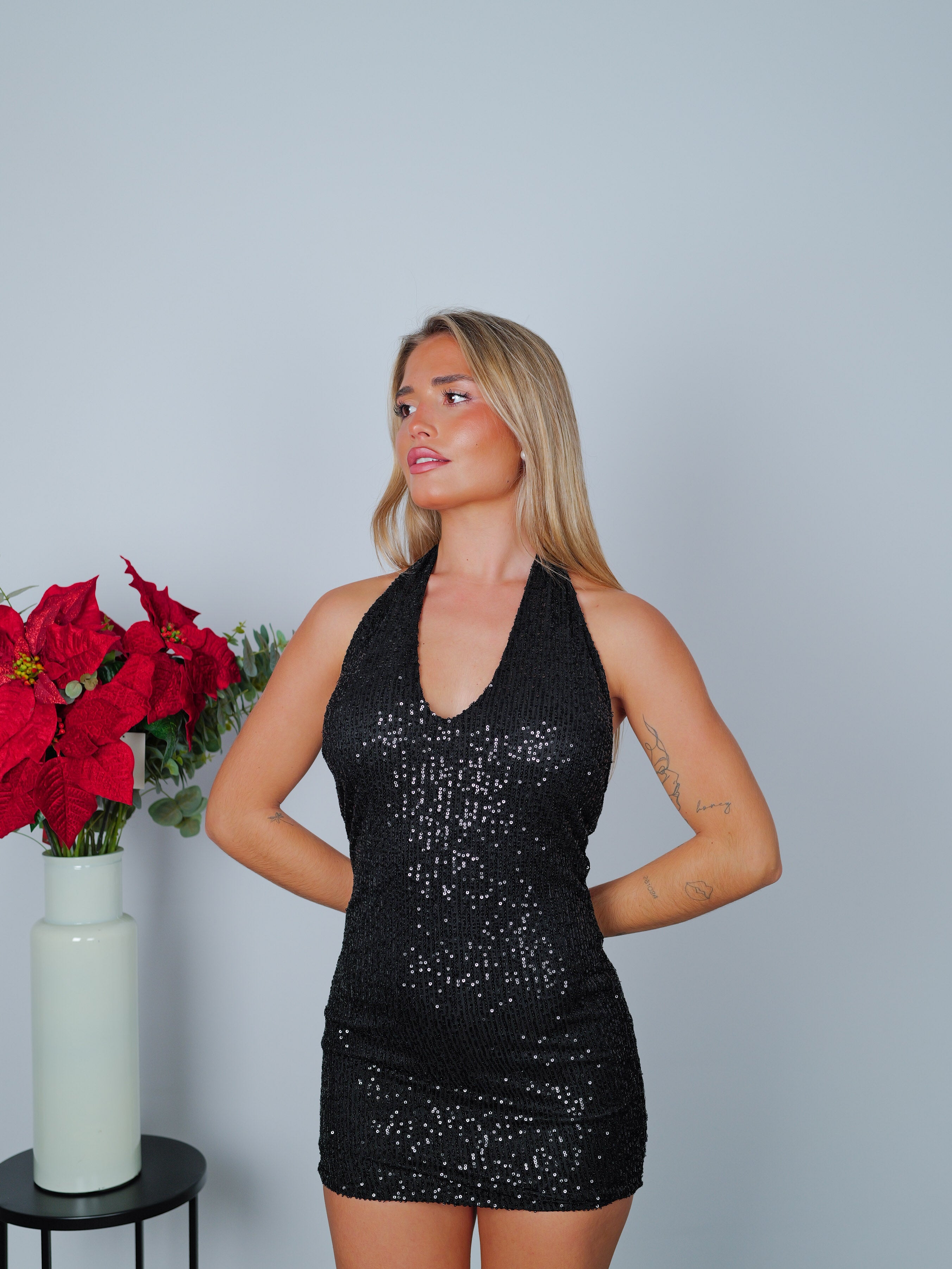 Vestido mini pico espalda glitter negro