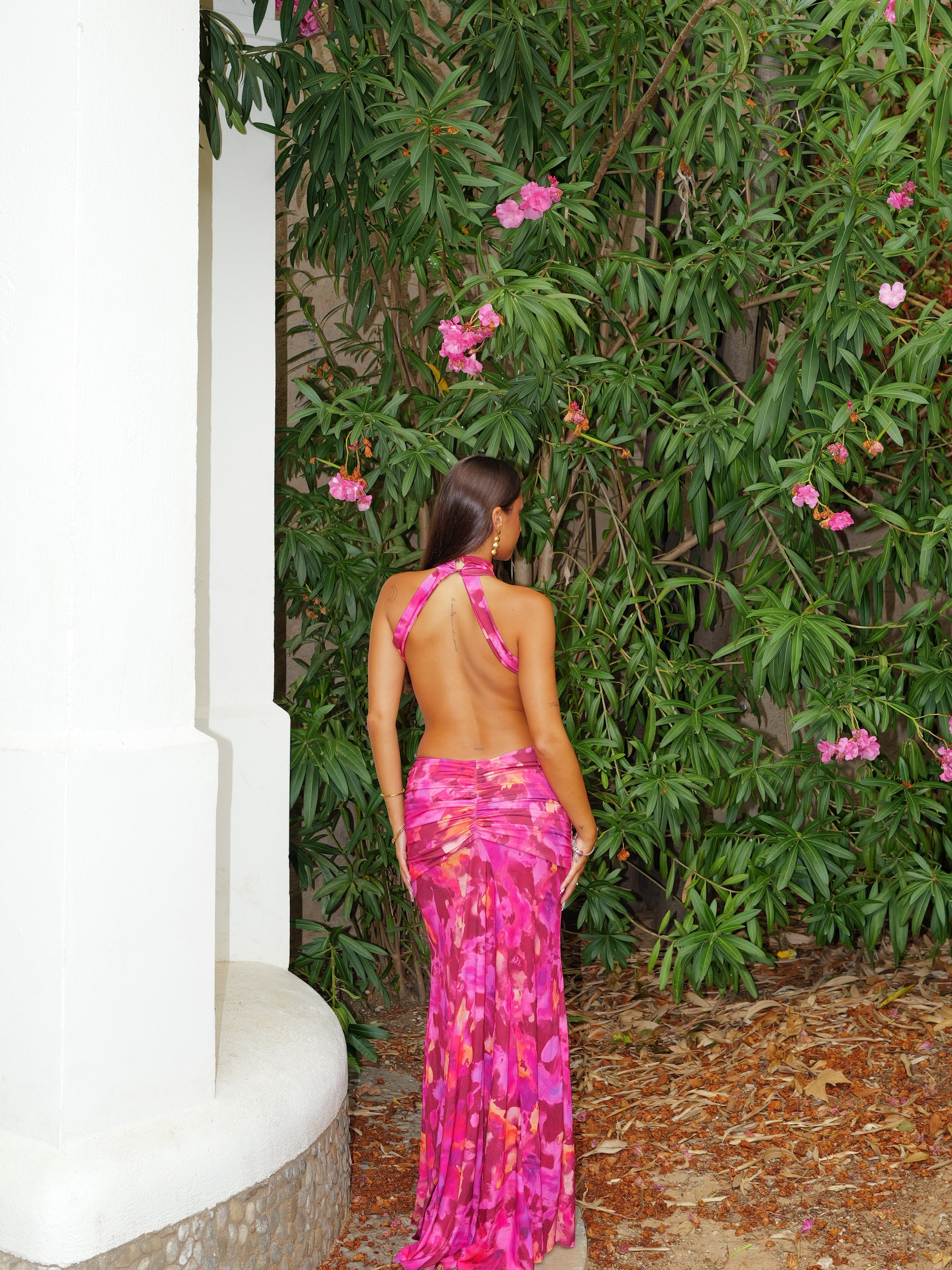 Vestido halter estampado cintura abierta fucsia