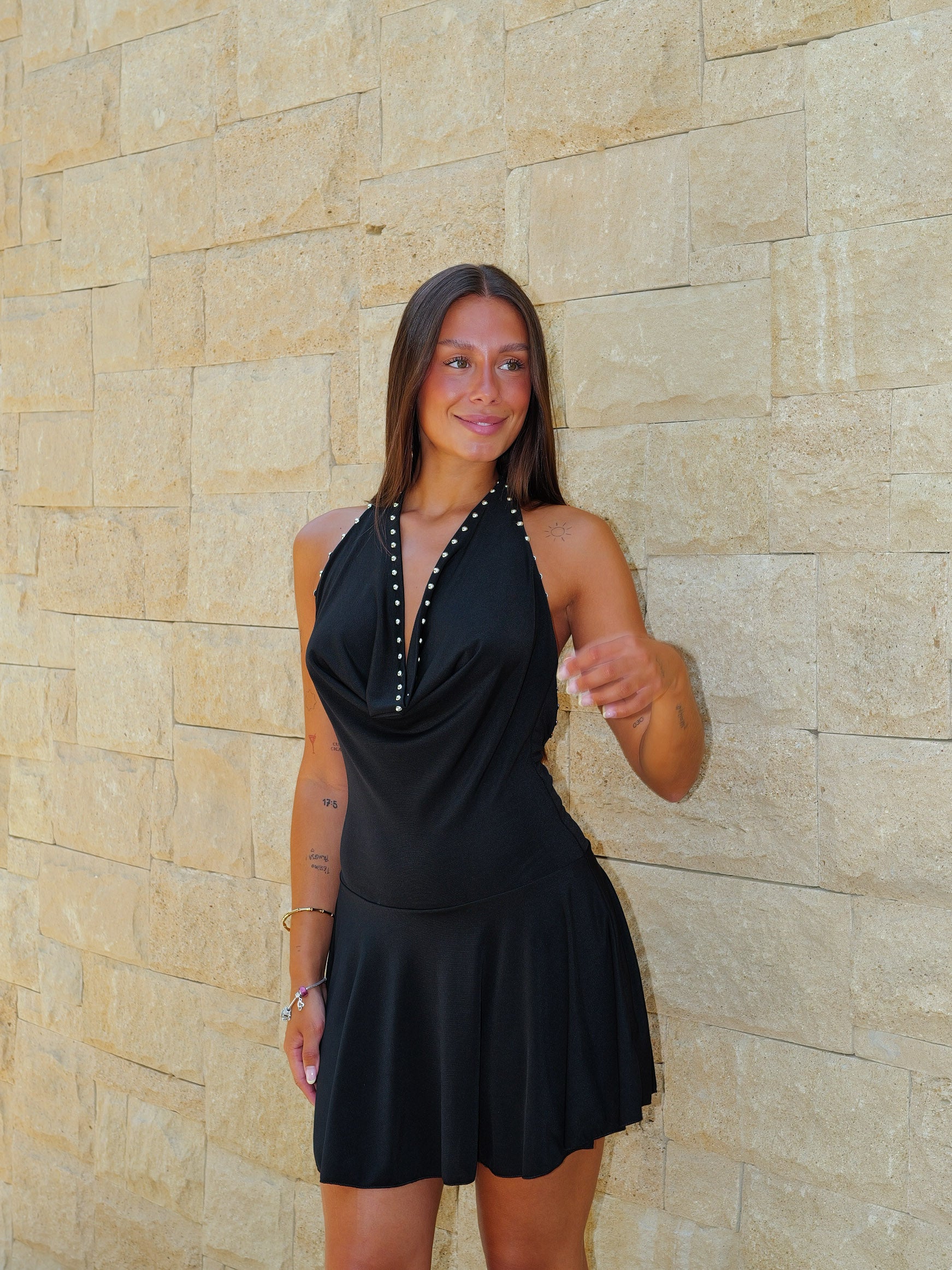 Vestido mini halter tachuelas negro