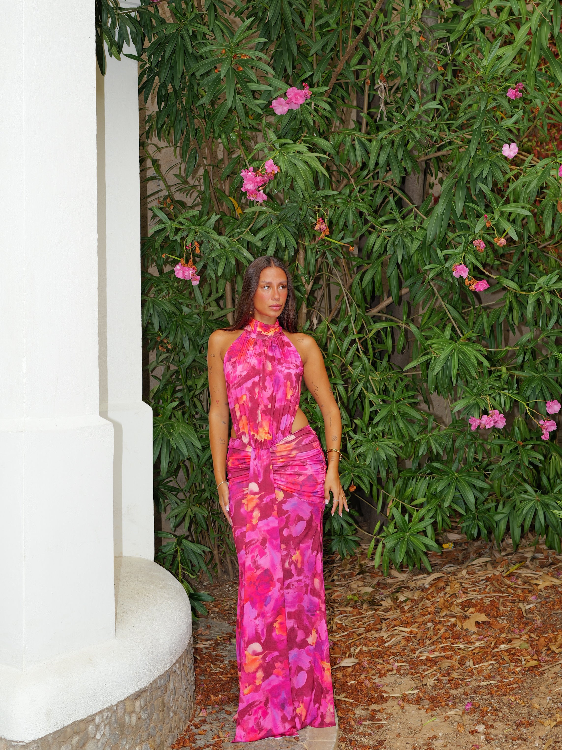 Vestido halter estampado cintura abierta fucsia