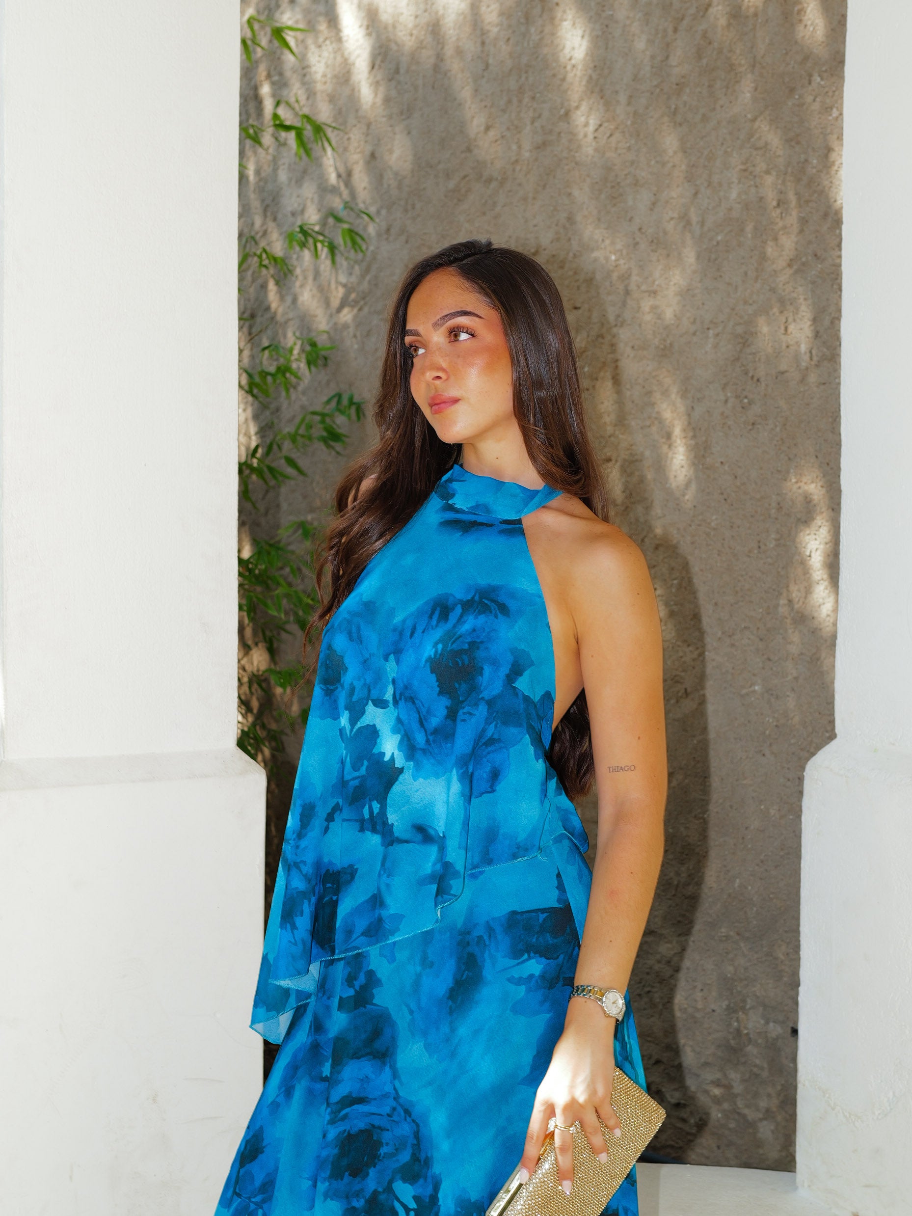 Vestido largo halter volantes estampado petróleo