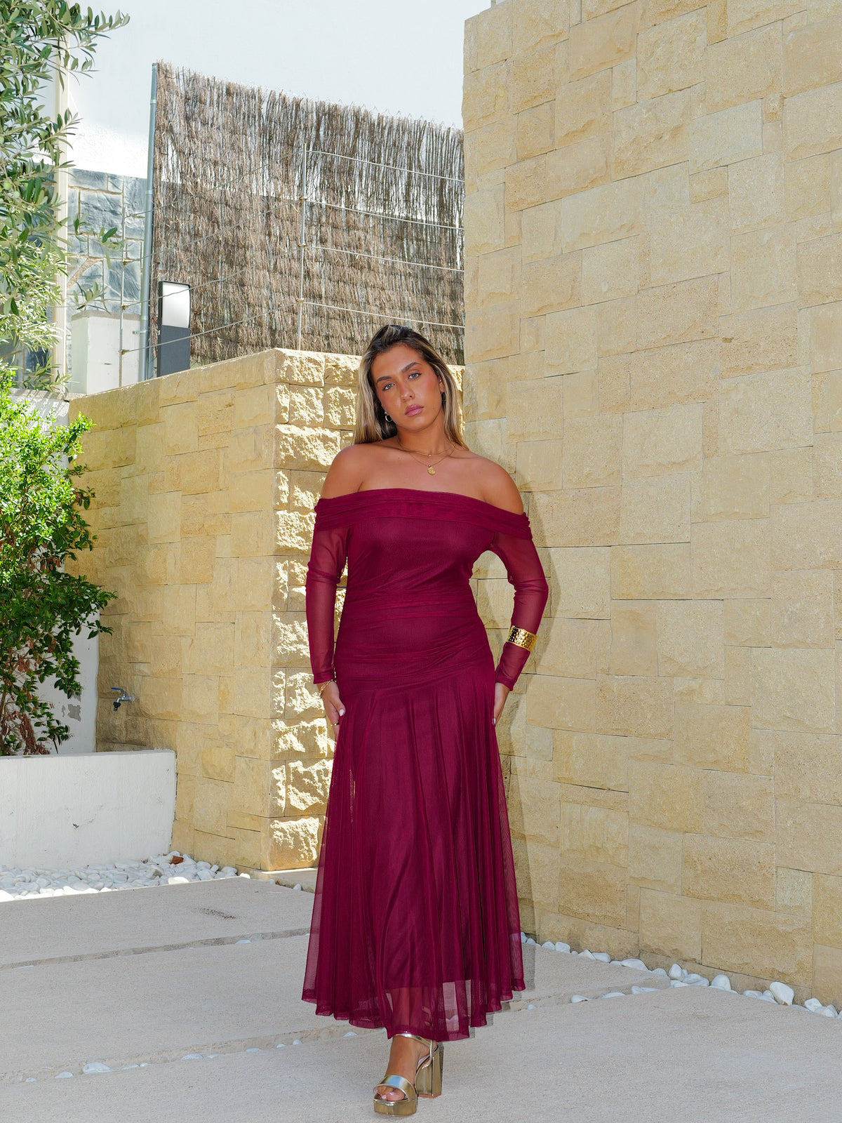 Vestido comprido com decote bardot em tule cor de bordô