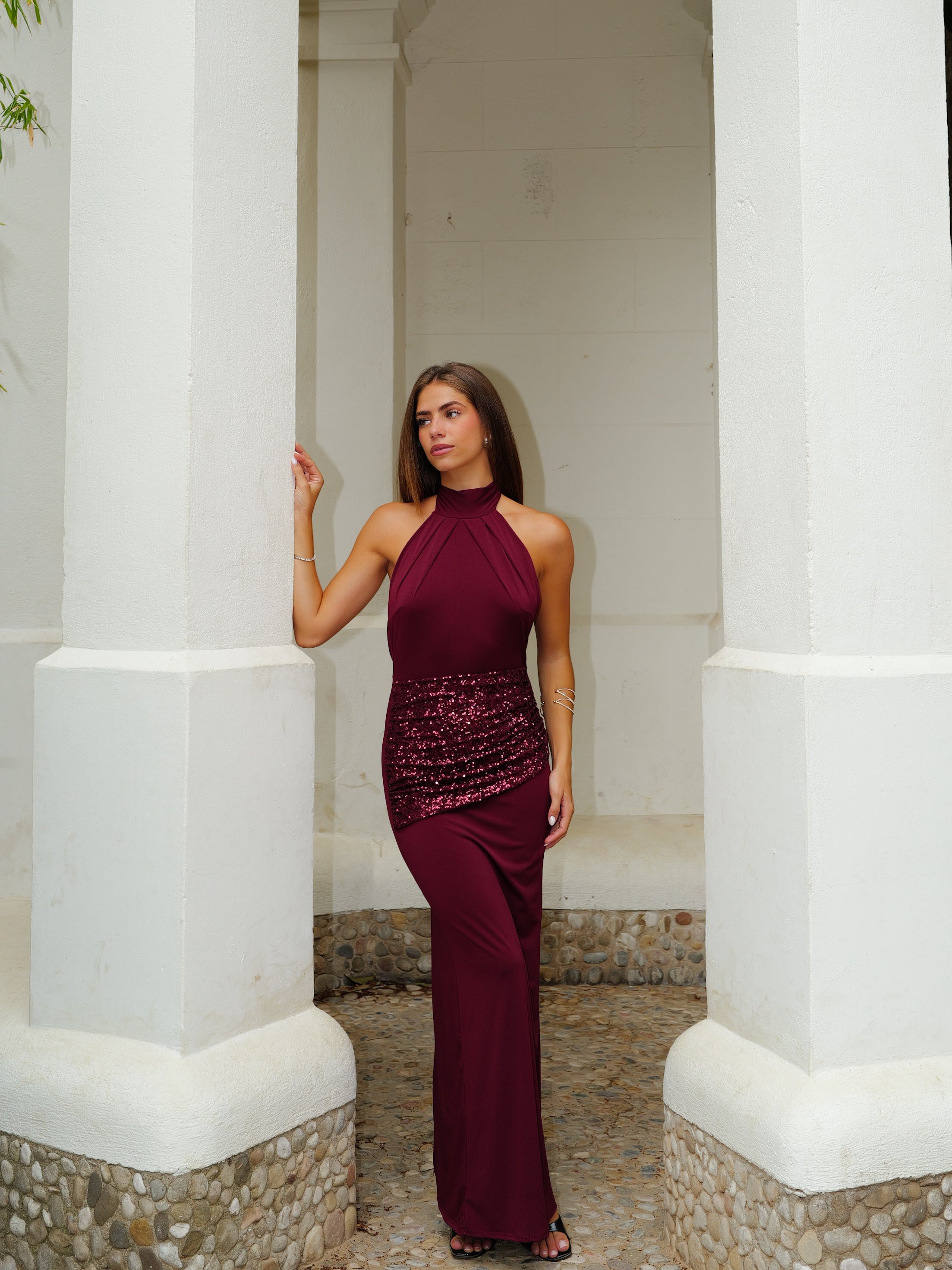 Abito lungo con scollo all’americana e fascia glitterata bordeaux